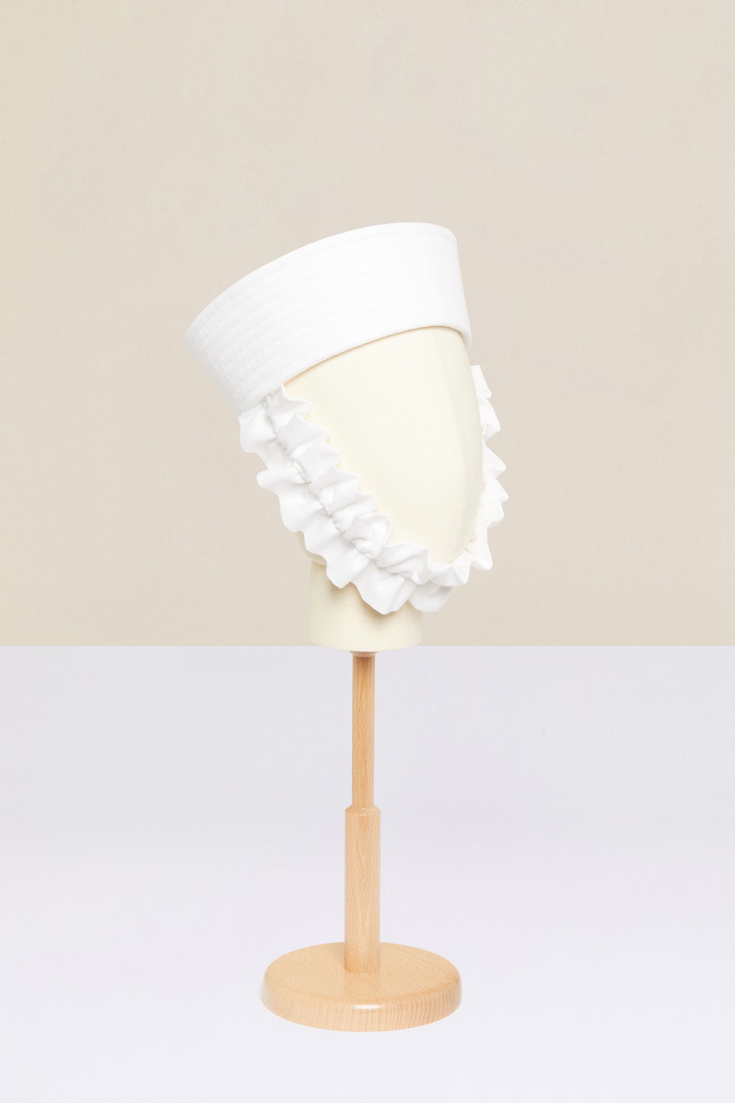 Patou - Cappello da marinaio con fascia - White - Gli accessori prendono il largo!Cappello da marinaio in cotone bianco. Fascia sottogola rimovibile. Etichetta Patou sul lato.