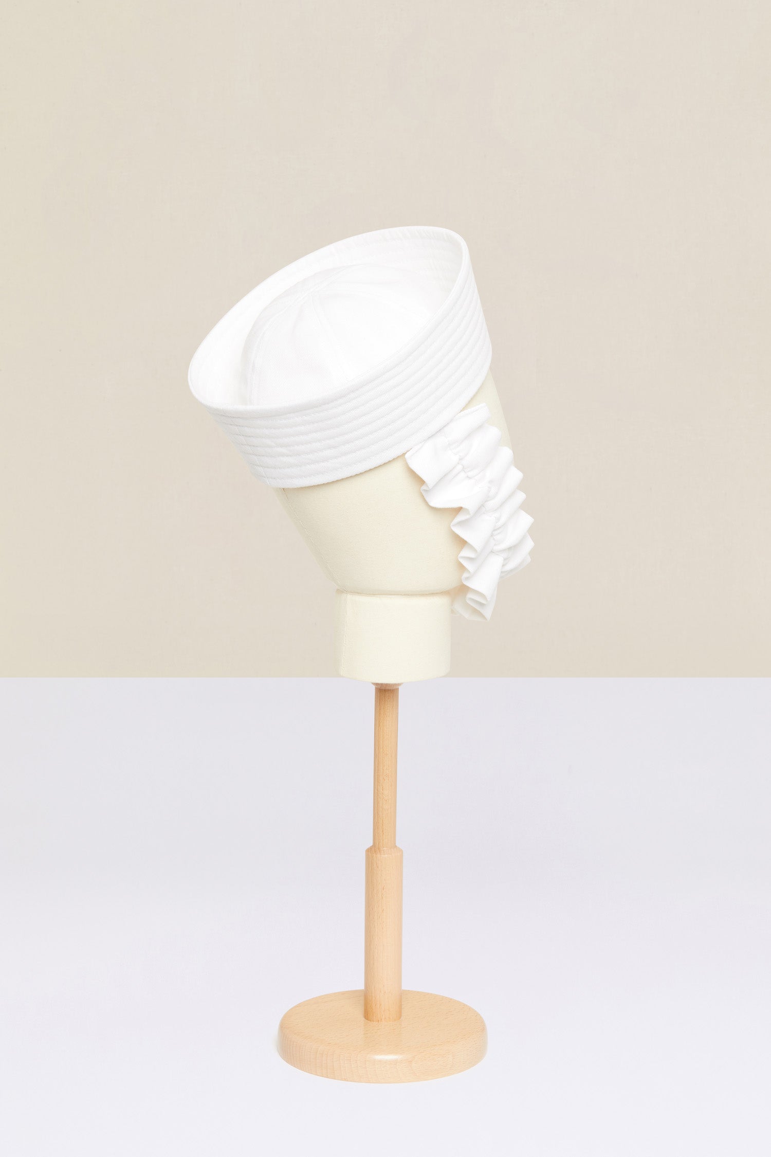 Patou - Cappello da marinaio con fascia - White - Gli accessori prendono il largo!Cappello da marinaio in cotone bianco. Fascia sottogola rimovibile. Etichetta Patou sul lato.