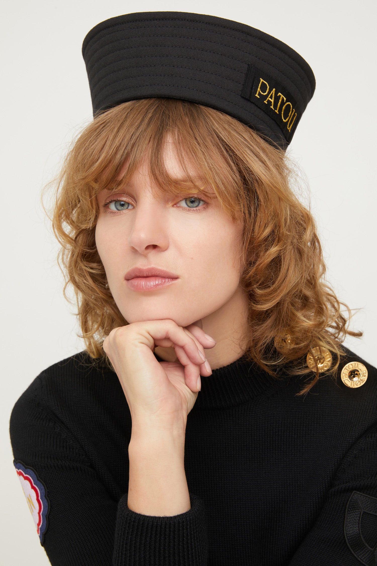 Patou - Cappello da marinaio con fascia - Black - Gli accessori prendono il largo!Cappello da marinaio in cotone nero. Fascia sottogola rimovibile. Etichetta Patou sul lato.