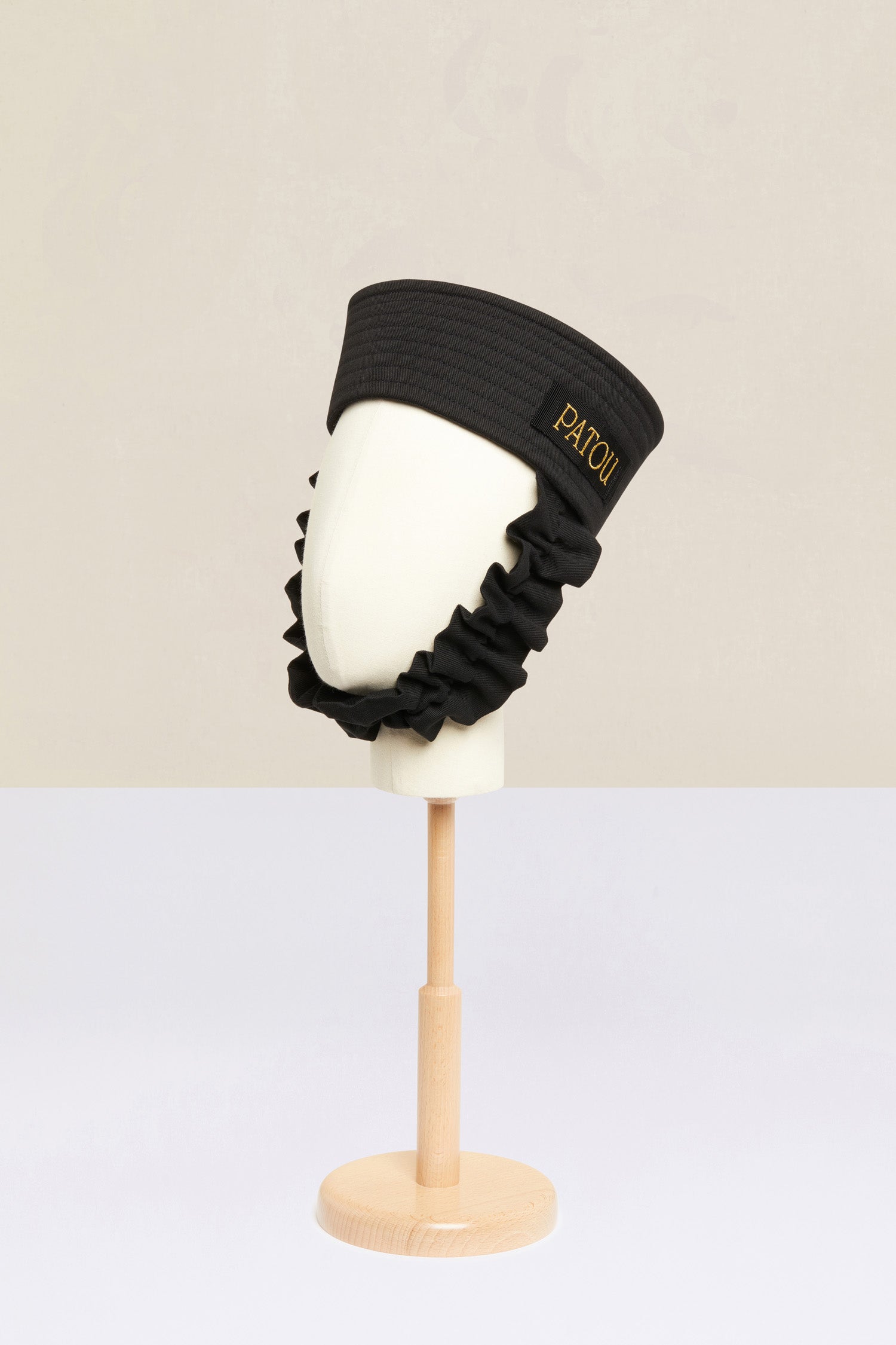 Patou - Cappello da marinaio con fascia - Black - Gli accessori prendono il largo!Cappello da marinaio in cotone nero. Fascia sottogola rimovibile. Etichetta Patou sul lato.