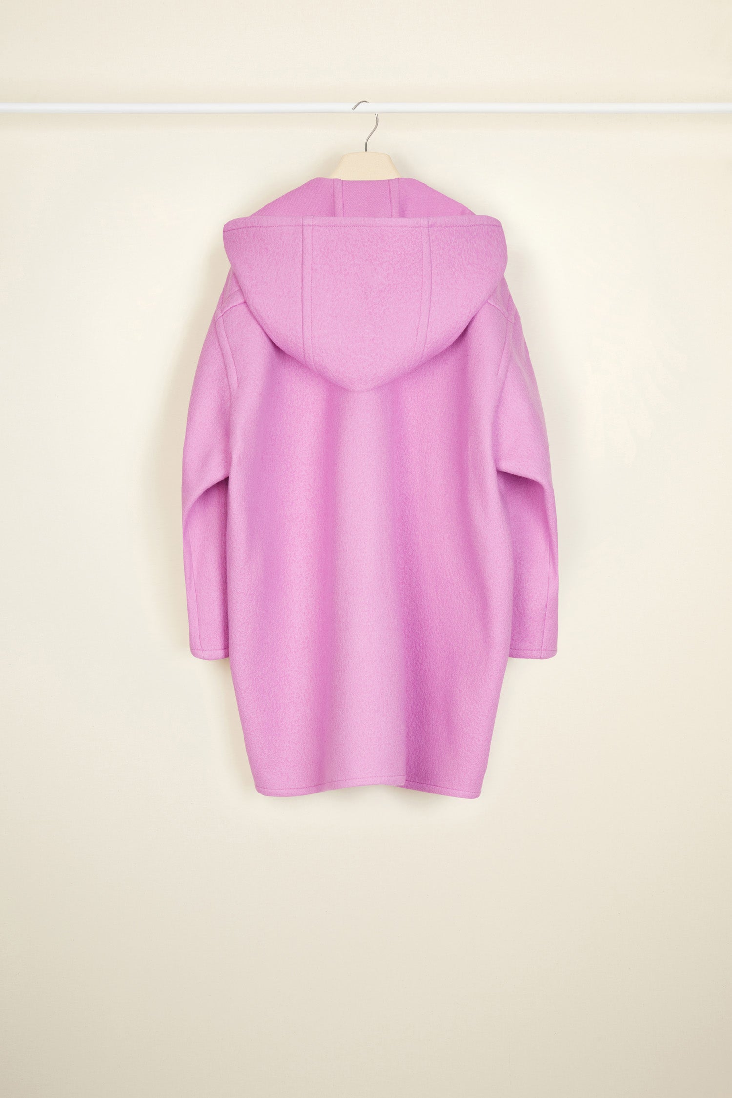 Patou - Montgomery in cachemire e lana - Raspberry - Un classico si reinventa attraverso dettagli inaspettati.Montgomery in cachemire e lana color lampone. Realizzato con un misto di materiali riciclati studiato per ottenere un effetto usato nel tempo. Vestibilità oversize. Collo con cappuccio. Chiusura con bottoni in legno ispirati ai richiami per uccelli e bottoni a pressione nascosti. Logo JP stilizzato ricamato in nero sulla manica sinistra. Larghe tasche applicate.