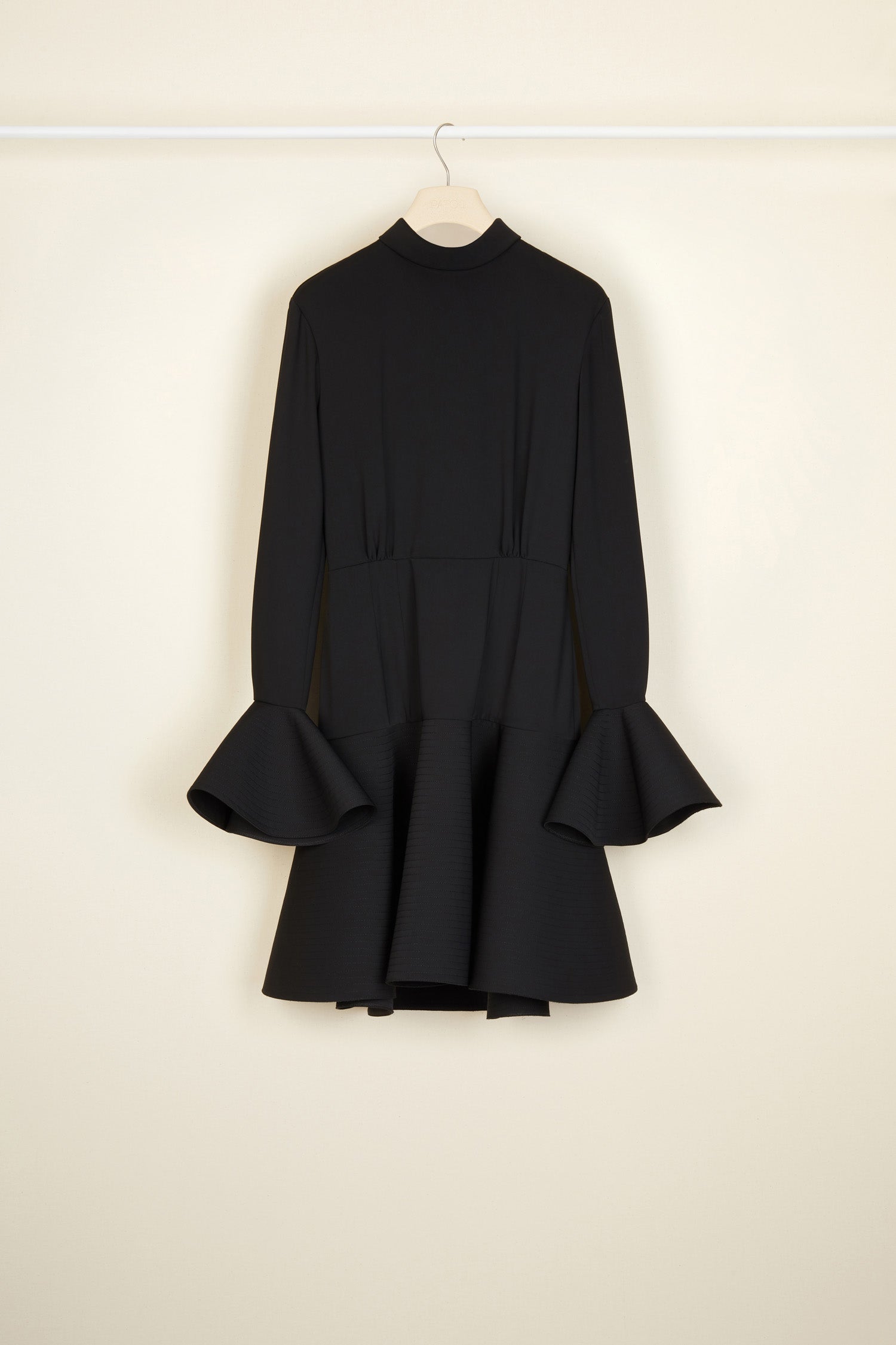 Patou - Hochgeschlossenes 3D-Minikleid aus recyceltem Cady - Black - Patou in 3D: dreimal so elegant.  Schwarzes 3D-Minikleid aus recyceltem Cady. Hoher Kragen mit Reißverschluss hinten. Runde Ärmelabschlüsse mit Steppnahtdetails und gestepptem Saum für Extra-Volumen. Goldfarbene Knöpfe mit Gravur an den Ärmelabschlüssen. Charakteristisch geschwungene Naht hinten.