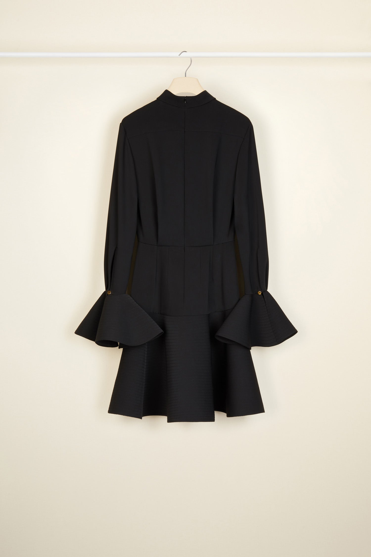 Patou - Hochgeschlossenes 3D-Minikleid aus recyceltem Cady - Black - Patou in 3D: dreimal so elegant.  Schwarzes 3D-Minikleid aus recyceltem Cady. Hoher Kragen mit Reißverschluss hinten. Runde Ärmelabschlüsse mit Steppnahtdetails und gestepptem Saum für Extra-Volumen. Goldfarbene Knöpfe mit Gravur an den Ärmelabschlüssen. Charakteristisch geschwungene Naht hinten.