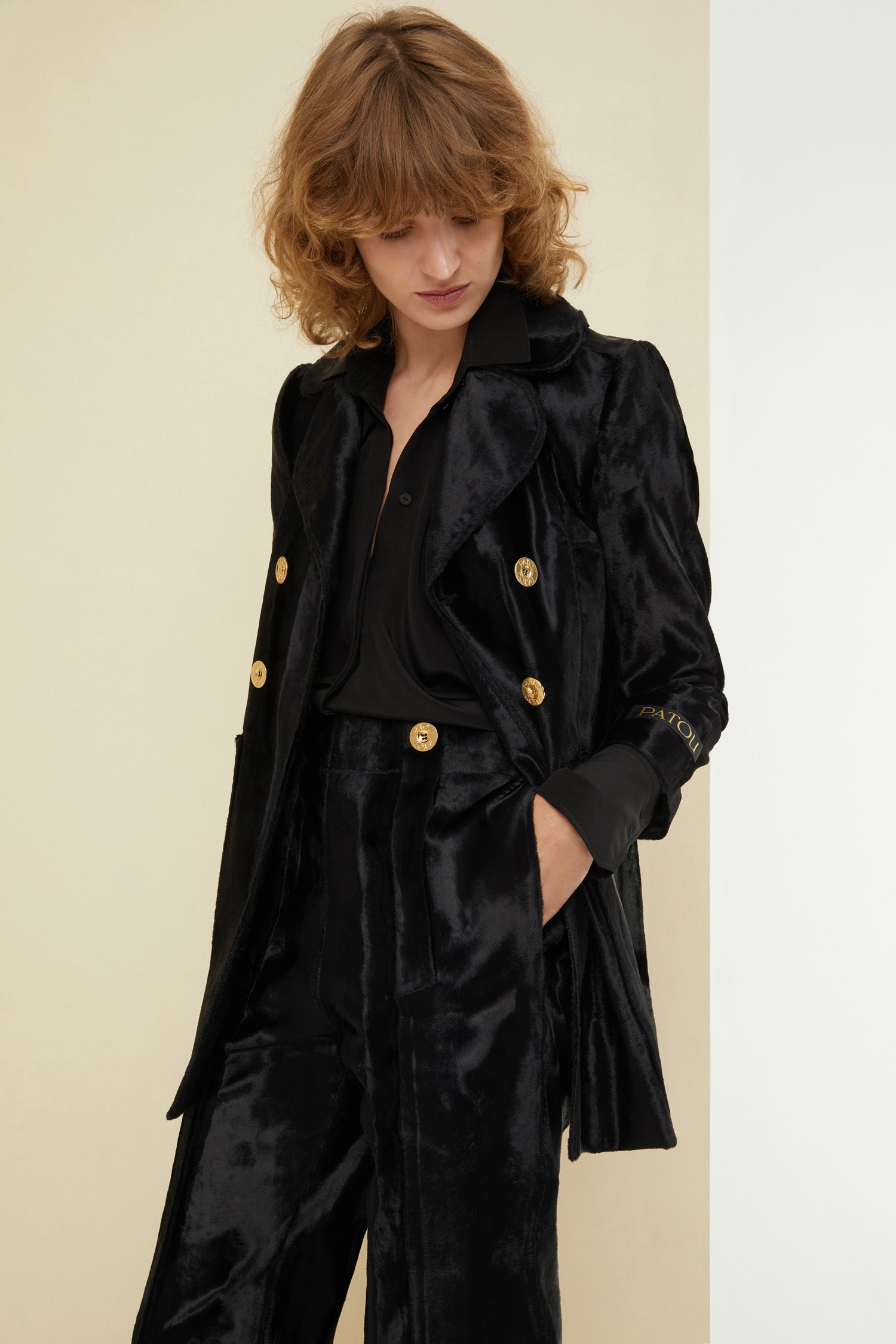 Patou - Giacca lunga doppiopetto in finto cavallino - Black - Tra revers e pinces, Patou reinventa la couture in versione contemporanea.Giacca doppiopetto nera in finto cavallino. Silhouette lunga dalla vestibilità aderente con cuciture curve sul retro, pinces in vita e due spacchi posteriori. Doppio revers rotondo. Bottoni oro incisi con logo Patou. Maniche leggermente accorciate, con etichetta Patou sulla manica sinistra. Due tasche decorative, due tasche applicate.