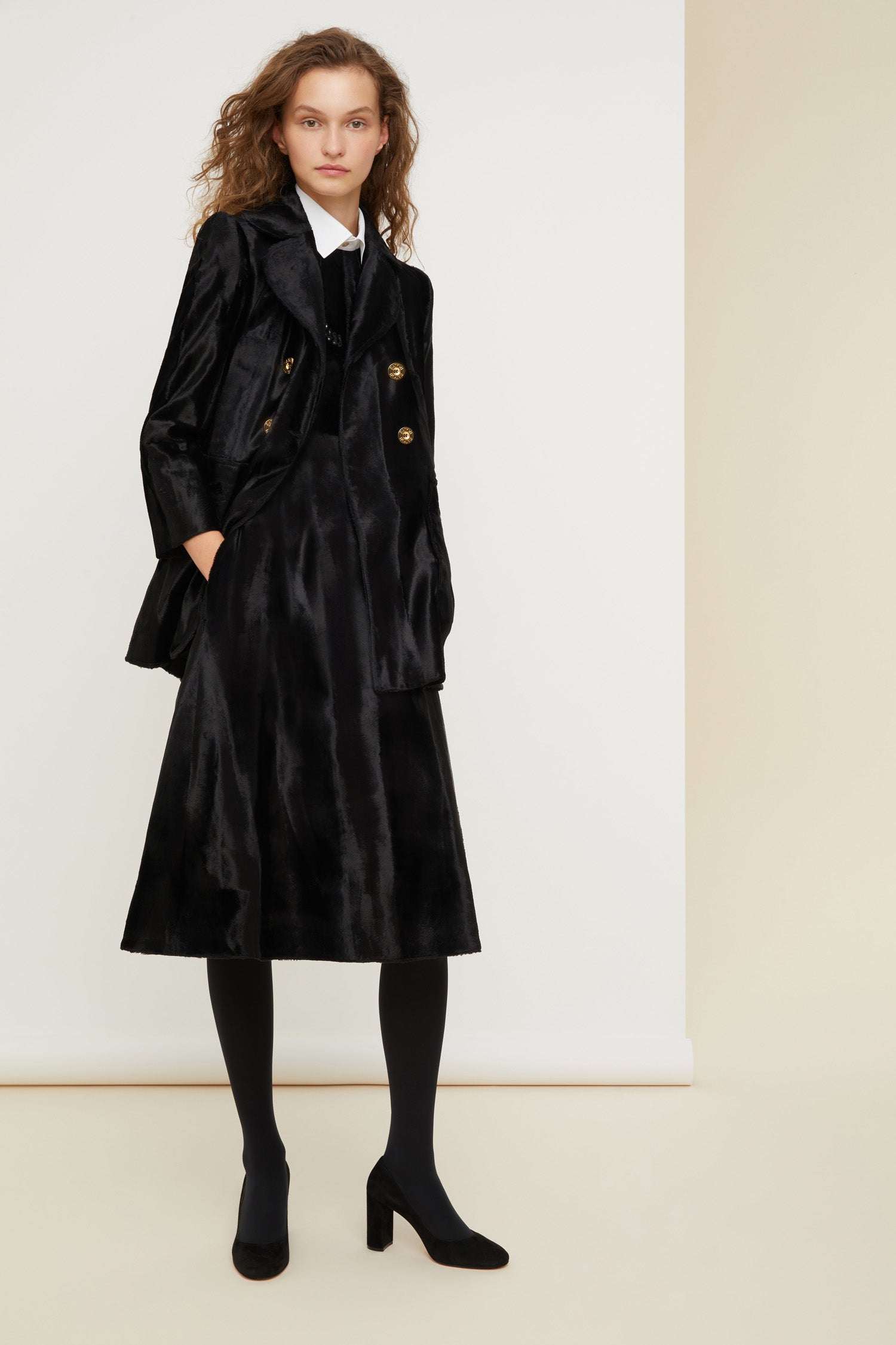 Patou - Giacca lunga doppiopetto in finto cavallino - Black - Tra revers e pinces, Patou reinventa la couture in versione contemporanea.Giacca doppiopetto nera in finto cavallino. Silhouette lunga dalla vestibilità aderente con cuciture curve sul retro, pinces in vita e due spacchi posteriori. Doppio revers rotondo. Bottoni oro incisi con logo Patou. Maniche leggermente accorciate, con etichetta Patou sulla manica sinistra. Due tasche decorative, due tasche applicate.