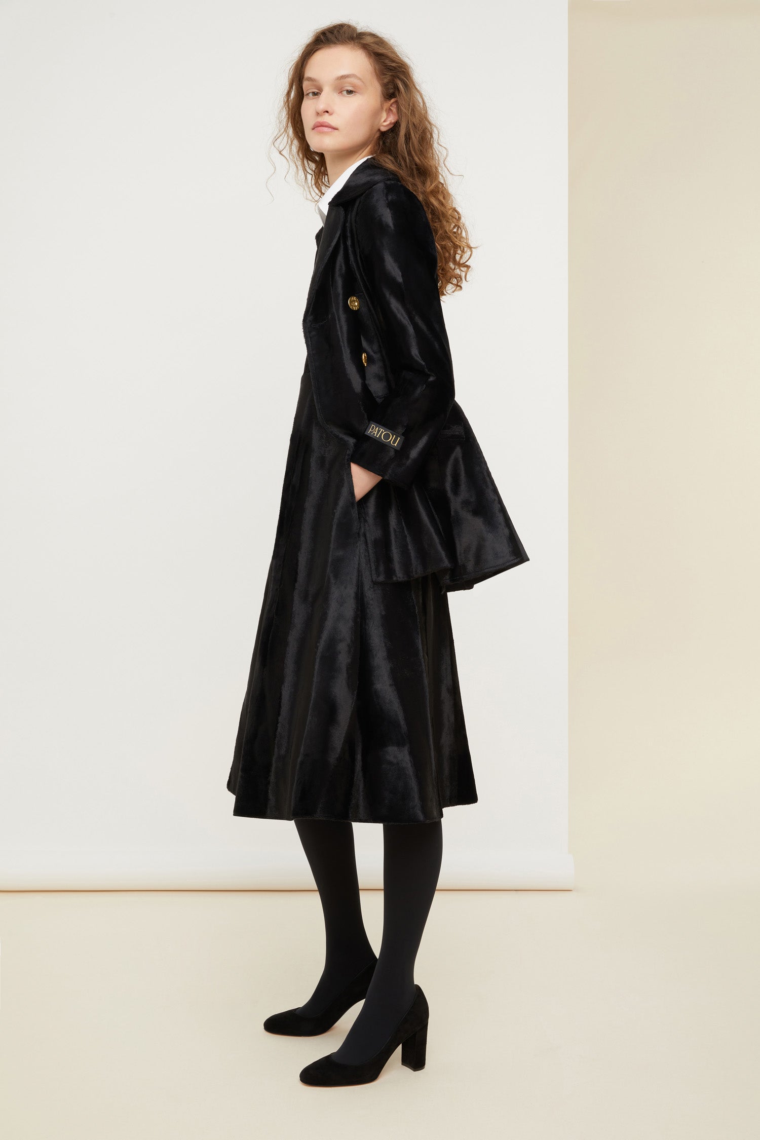Patou - Giacca lunga doppiopetto in finto cavallino - Black - Tra revers e pinces, Patou reinventa la couture in versione contemporanea.Giacca doppiopetto nera in finto cavallino. Silhouette lunga dalla vestibilità aderente con cuciture curve sul retro, pinces in vita e due spacchi posteriori. Doppio revers rotondo. Bottoni oro incisi con logo Patou. Maniche leggermente accorciate, con etichetta Patou sulla manica sinistra. Due tasche decorative, due tasche applicate.