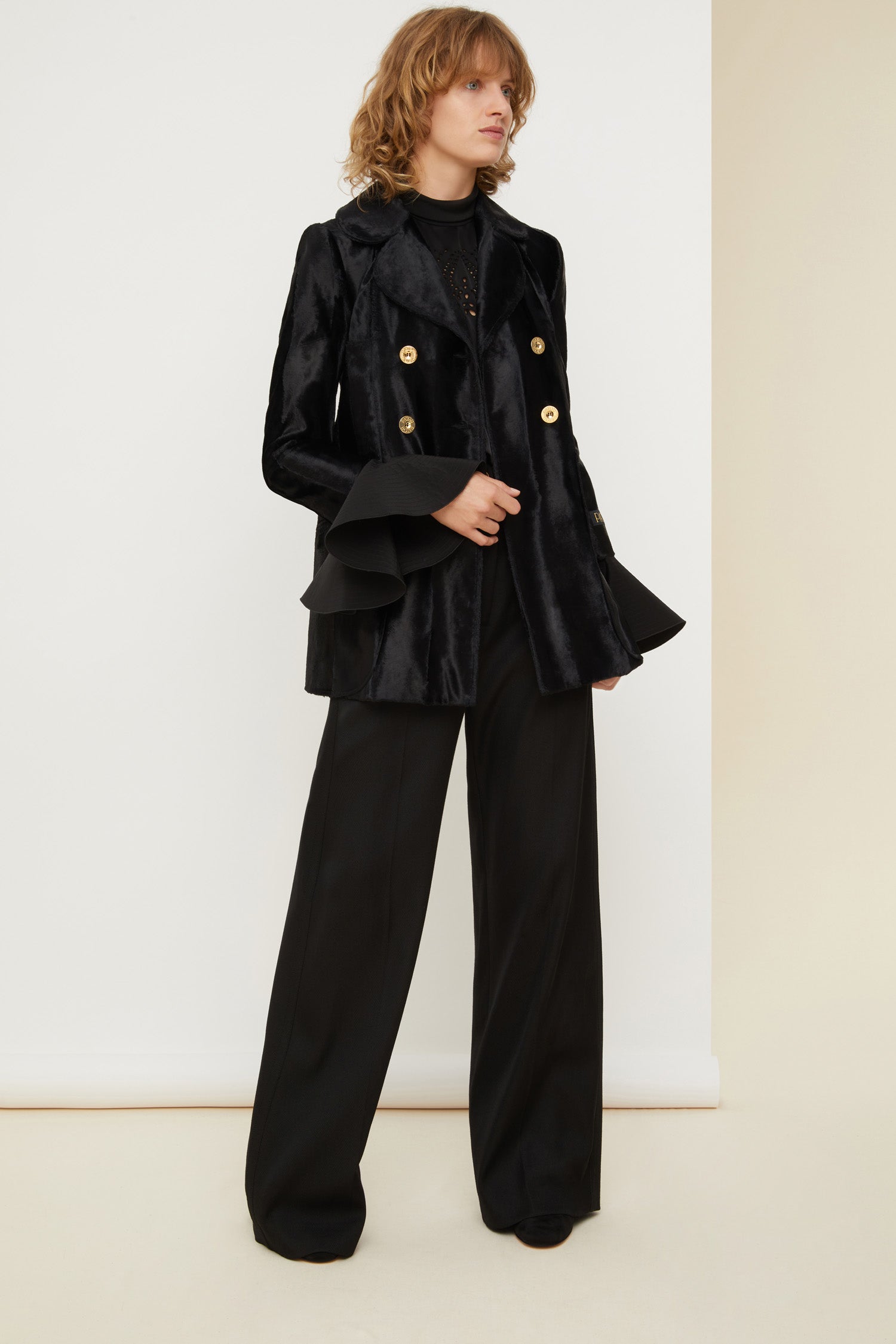 Patou - Giacca lunga doppiopetto in finto cavallino - Black - Tra revers e pinces, Patou reinventa la couture in versione contemporanea.Giacca doppiopetto nera in finto cavallino. Silhouette lunga dalla vestibilità aderente con cuciture curve sul retro, pinces in vita e due spacchi posteriori. Doppio revers rotondo. Bottoni oro incisi con logo Patou. Maniche leggermente accorciate, con etichetta Patou sulla manica sinistra. Due tasche decorative, due tasche applicate.