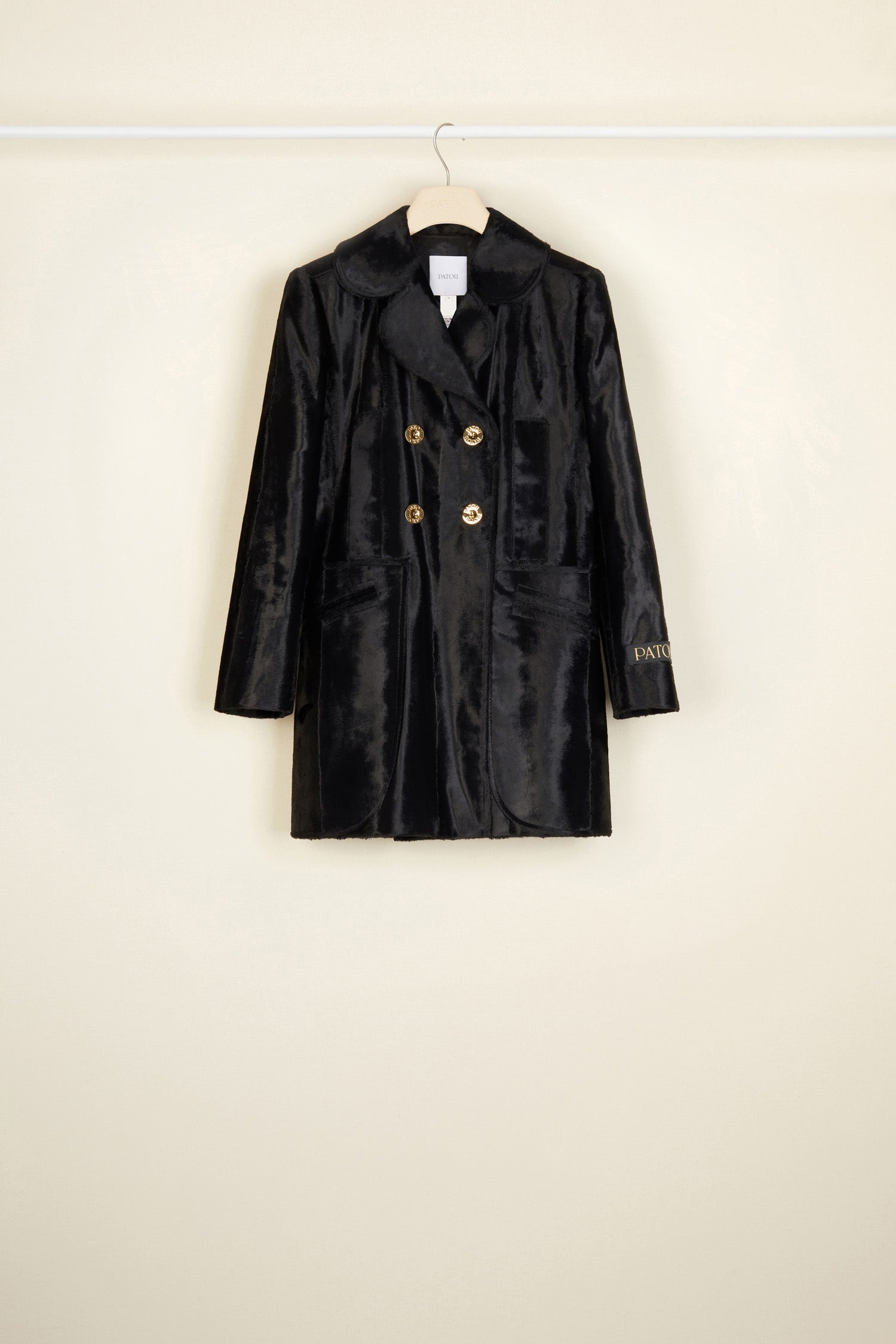Patou - Giacca lunga doppiopetto in finto cavallino - Black - Tra revers e pinces, Patou reinventa la couture in versione contemporanea.Giacca doppiopetto nera in finto cavallino. Silhouette lunga dalla vestibilità aderente con cuciture curve sul retro, pinces in vita e due spacchi posteriori. Doppio revers rotondo. Bottoni oro incisi con logo Patou. Maniche leggermente accorciate, con etichetta Patou sulla manica sinistra. Due tasche decorative, due tasche applicate.
