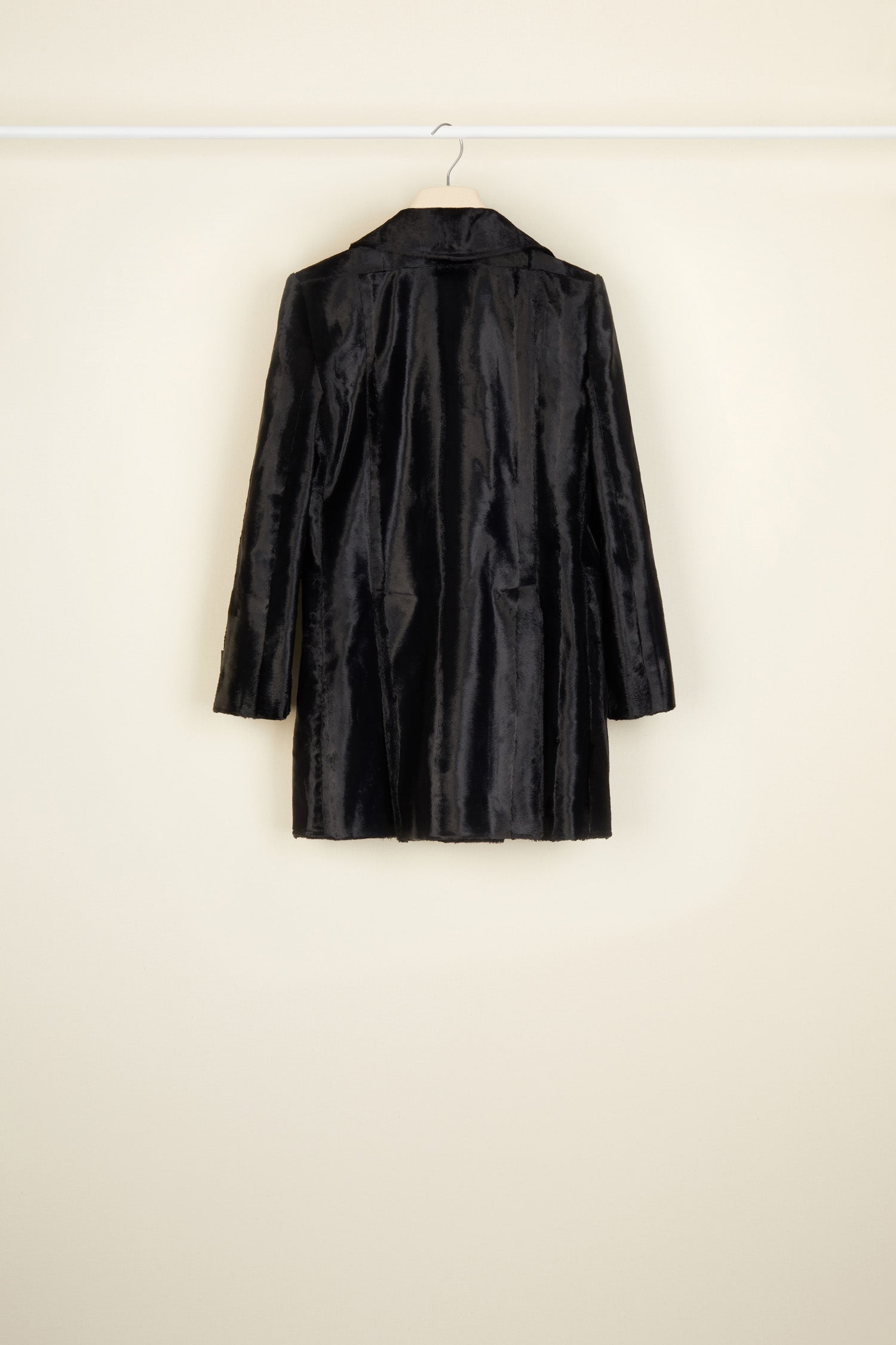 Patou - Giacca lunga doppiopetto in finto cavallino - Black - Tra revers e pinces, Patou reinventa la couture in versione contemporanea.Giacca doppiopetto nera in finto cavallino. Silhouette lunga dalla vestibilità aderente con cuciture curve sul retro, pinces in vita e due spacchi posteriori. Doppio revers rotondo. Bottoni oro incisi con logo Patou. Maniche leggermente accorciate, con etichetta Patou sulla manica sinistra. Due tasche decorative, due tasche applicate.