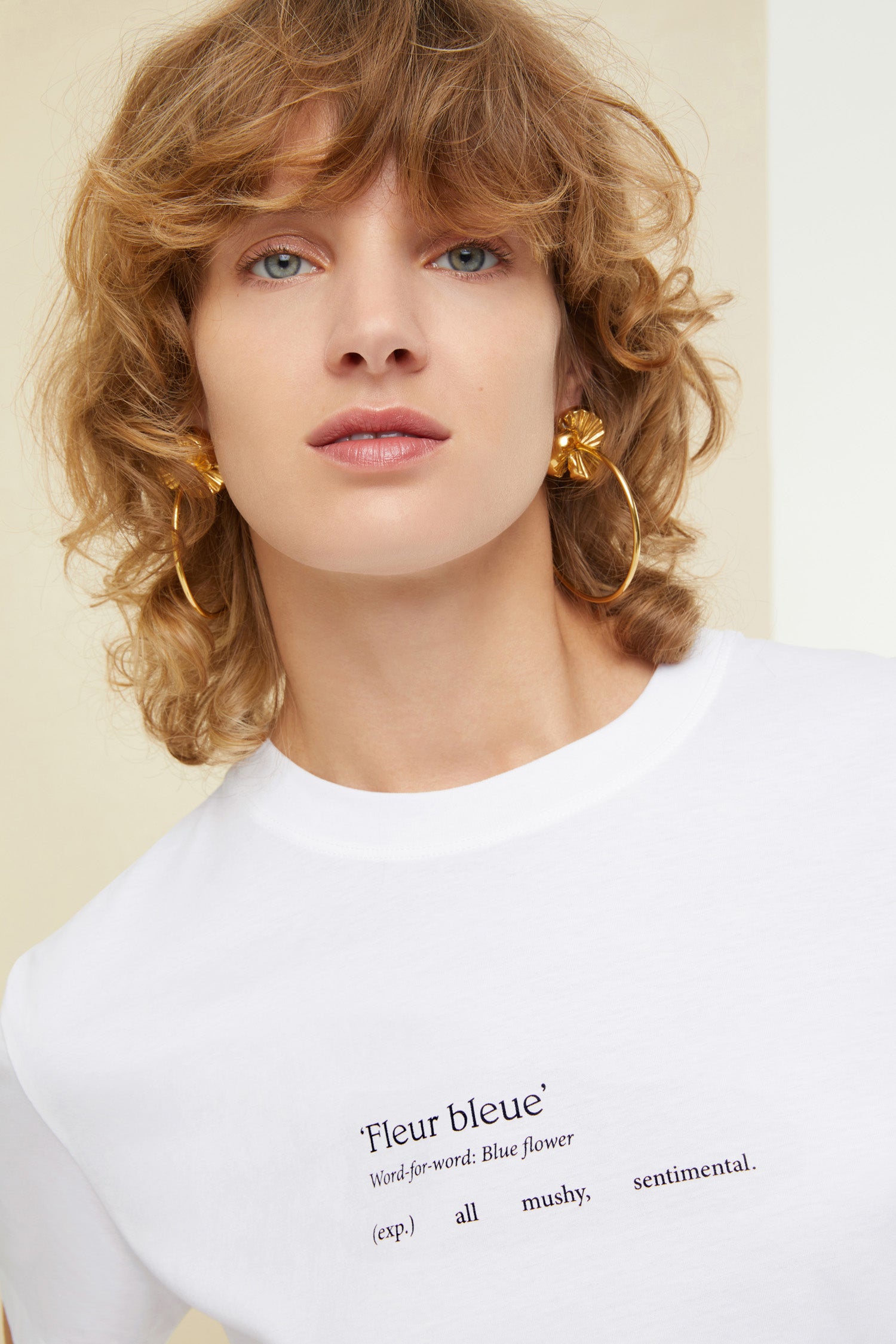 Patou - T-shirt Fleur bleue in cotone bio - White - L&amp;#39;arte di essere innocenti in amore. T-shirt in cotone bianco bio. Stampa in stile dizionario sul fronte, logo sul retro. Vestibilità classica, collo rotondo.