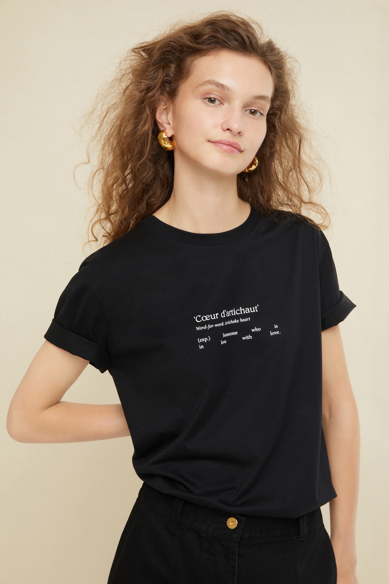 Patou - T-shirt Cœur d&amp;#39;artichaut in cotone bio - Black - L&amp;#39;arte d’innamorarsi facilmente. T-shirt in cotone nero bio. Stampa in stile dizionario sul fronte, logo sul retro. Vestibilità classica, collo rotondo.