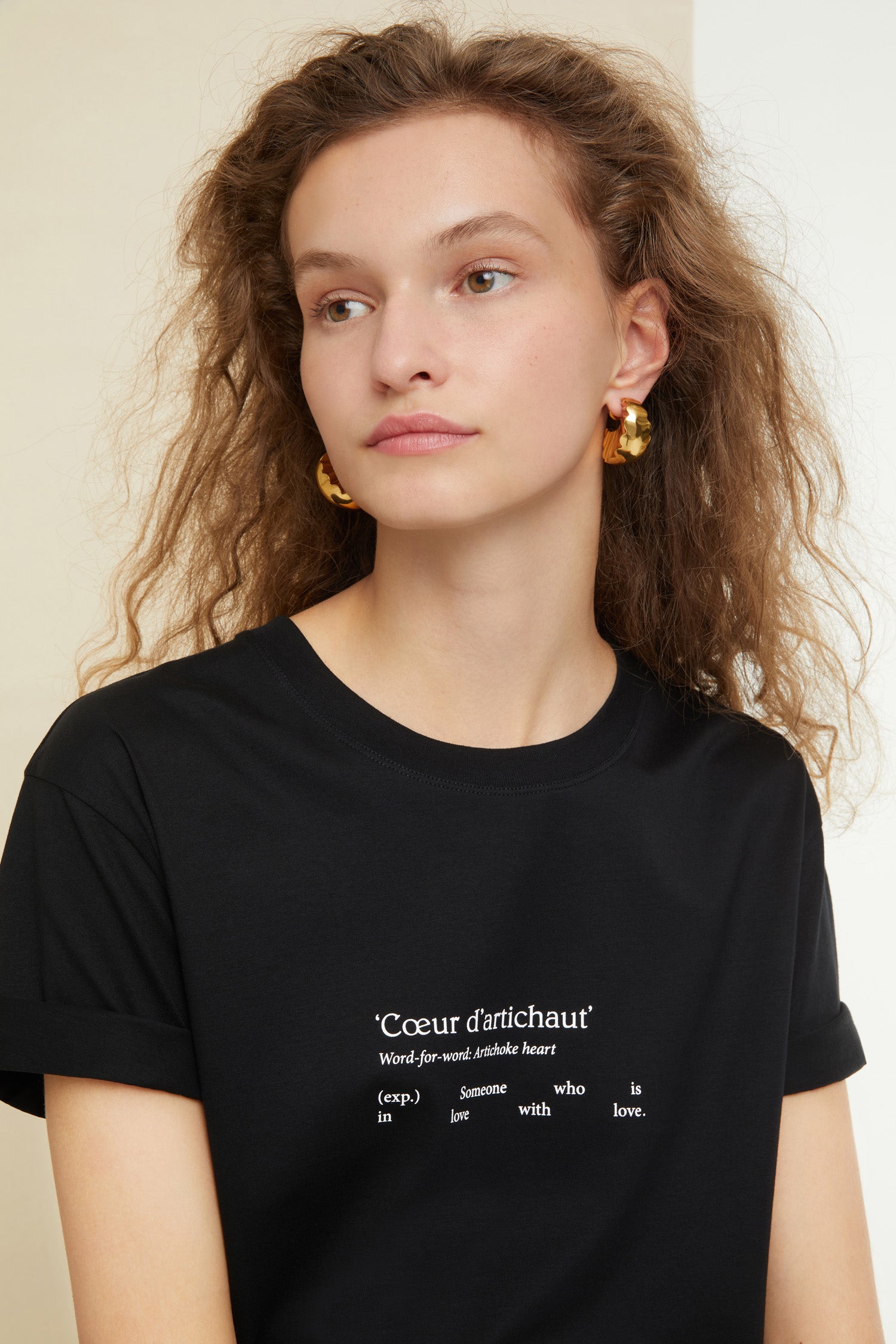 Patou - T-shirt Cœur d&amp;#39;artichaut in cotone bio - Black - L&amp;#39;arte d’innamorarsi facilmente. T-shirt in cotone nero bio. Stampa in stile dizionario sul fronte, logo sul retro. Vestibilità classica, collo rotondo.