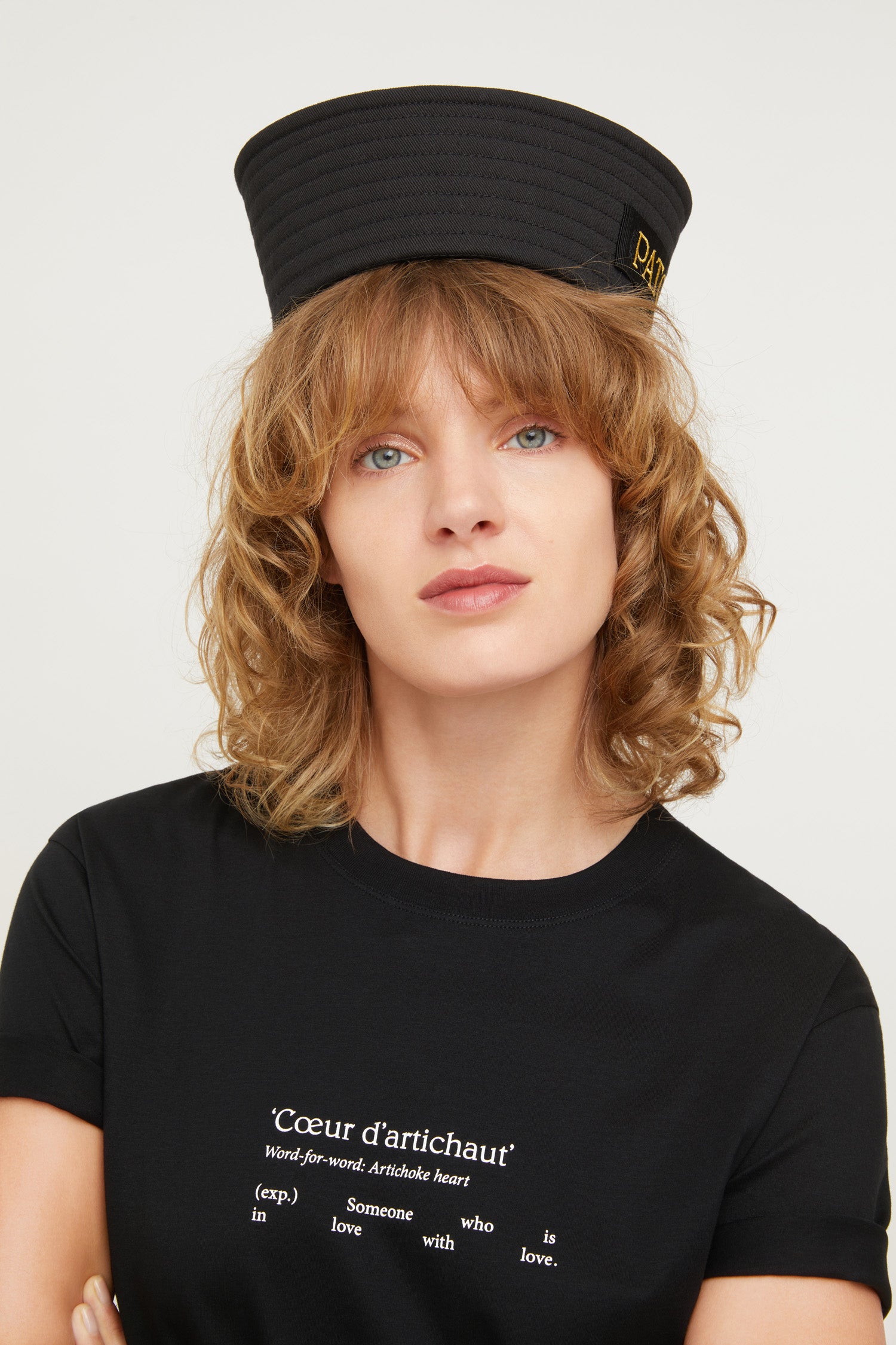 Patou - T-shirt Cœur d&amp;#39;artichaut in cotone bio - Black - L&amp;#39;arte d’innamorarsi facilmente. T-shirt in cotone nero bio. Stampa in stile dizionario sul fronte, logo sul retro. Vestibilità classica, collo rotondo.