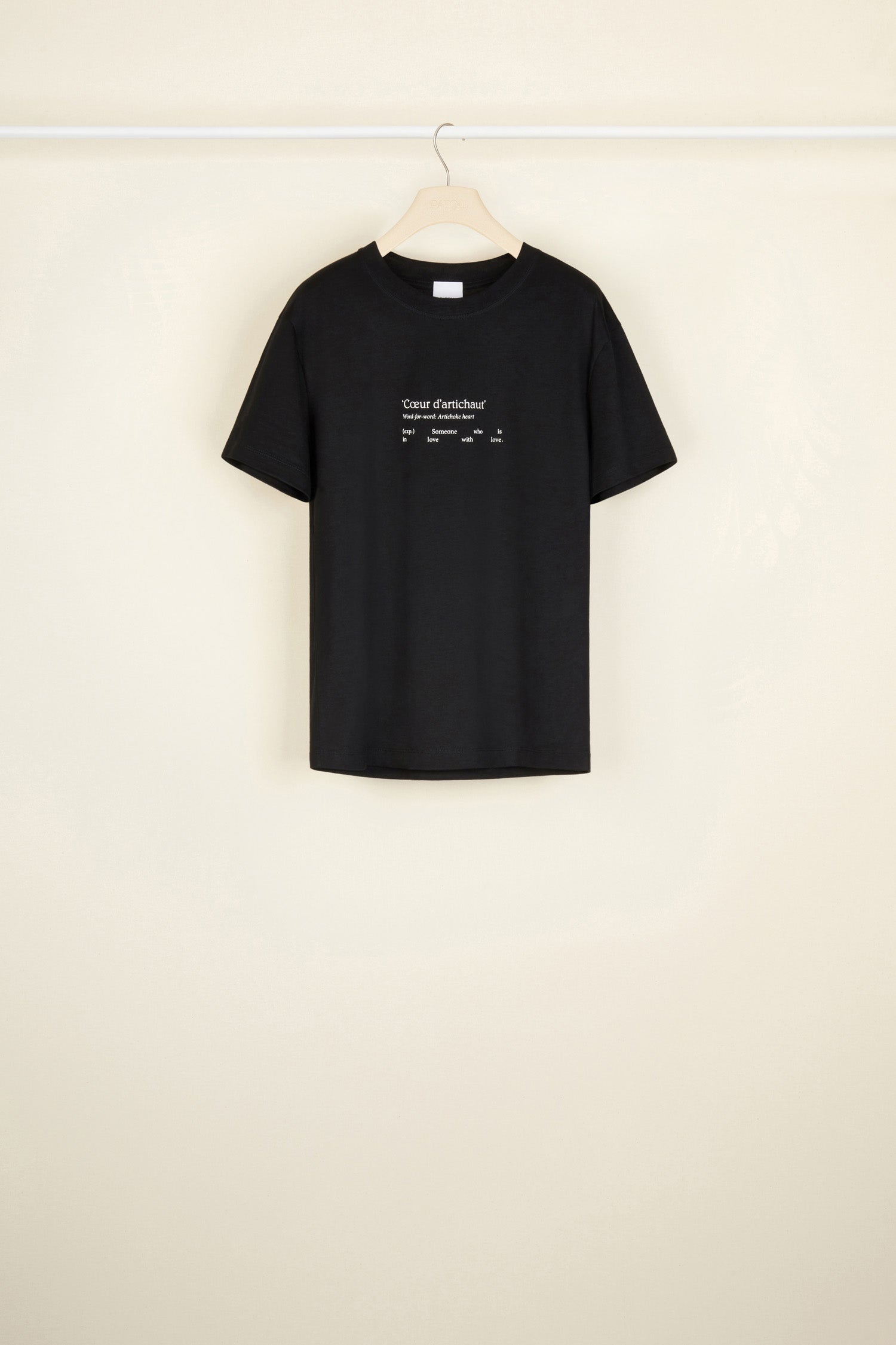 Patou - T-shirt Cœur d&amp;#39;artichaut in cotone bio - Black - L&amp;#39;arte d’innamorarsi facilmente. T-shirt in cotone nero bio. Stampa in stile dizionario sul fronte, logo sul retro. Vestibilità classica, collo rotondo.