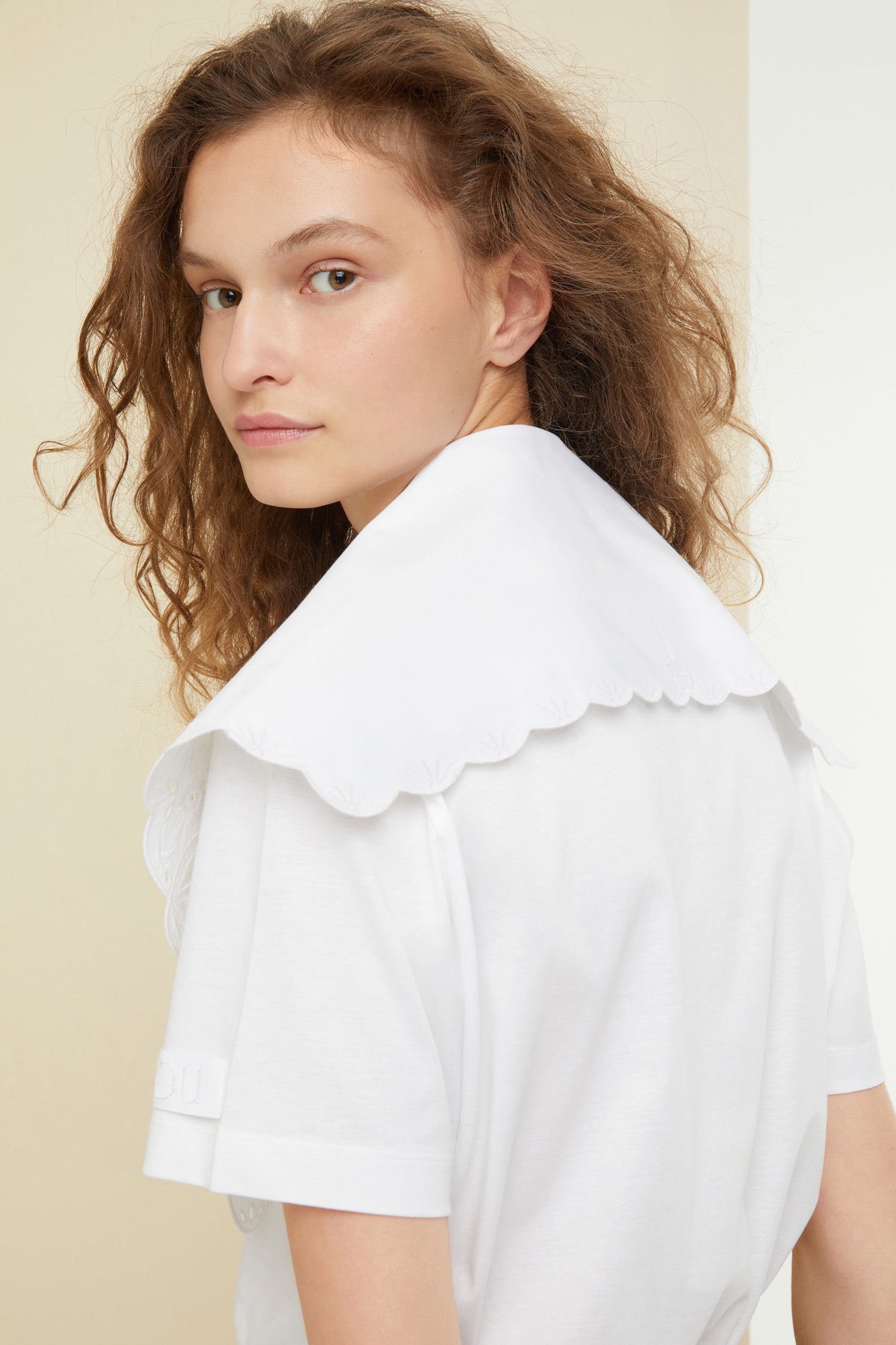 Patou - Organic cotton tee with embroidered poplin collar - White - A detachable collar? It’s Patou for “keeping things playful”. Organic white cotton crewneck tee. Regular Fit. Removable embroidered white poplin collar that fastens via long ties at the front.