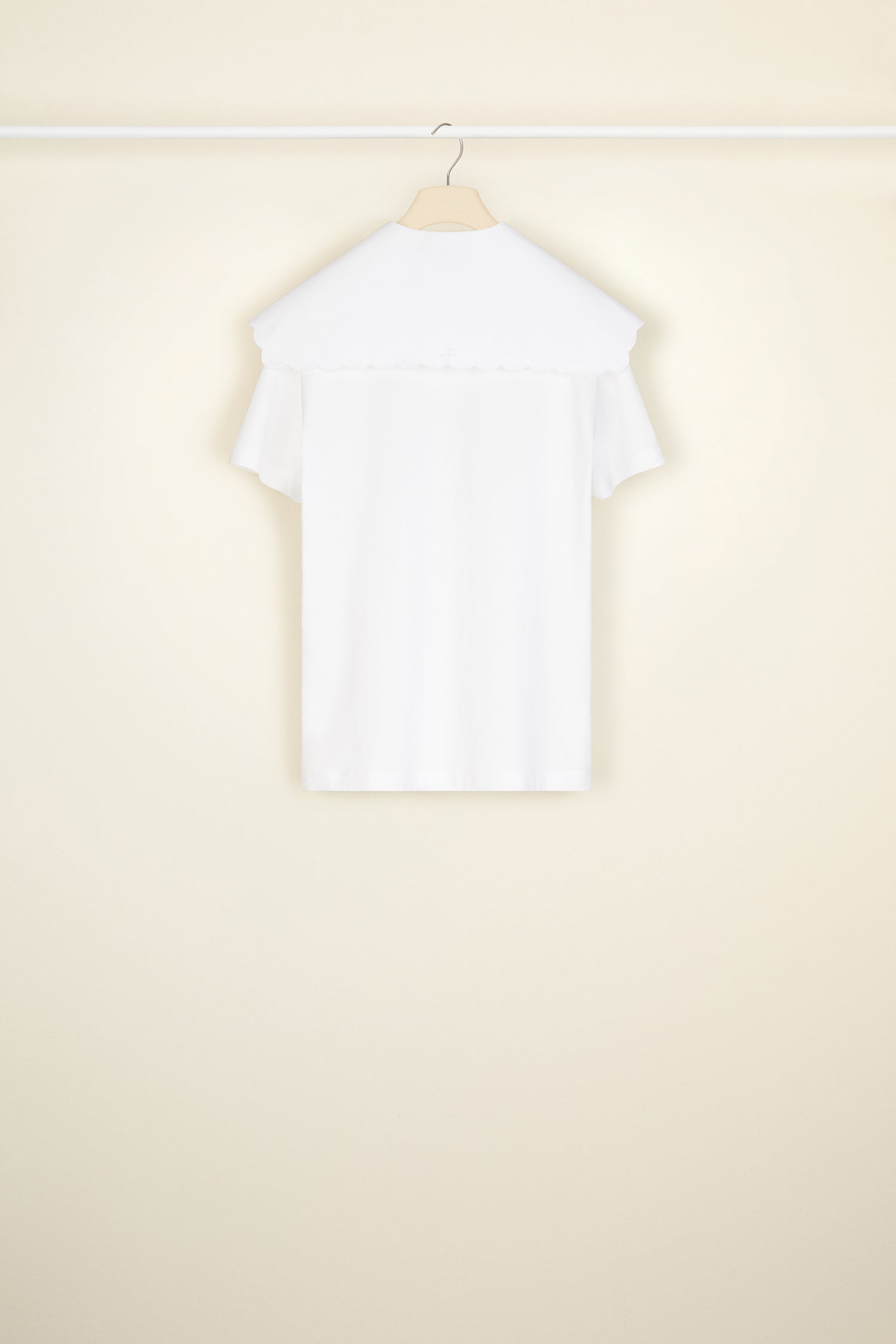 Patou - Organic cotton tee with embroidered poplin collar - White - A detachable collar? It’s Patou for “keeping things playful”. Organic white cotton crewneck tee. Regular Fit. Removable embroidered white poplin collar that fastens via long ties at the front.