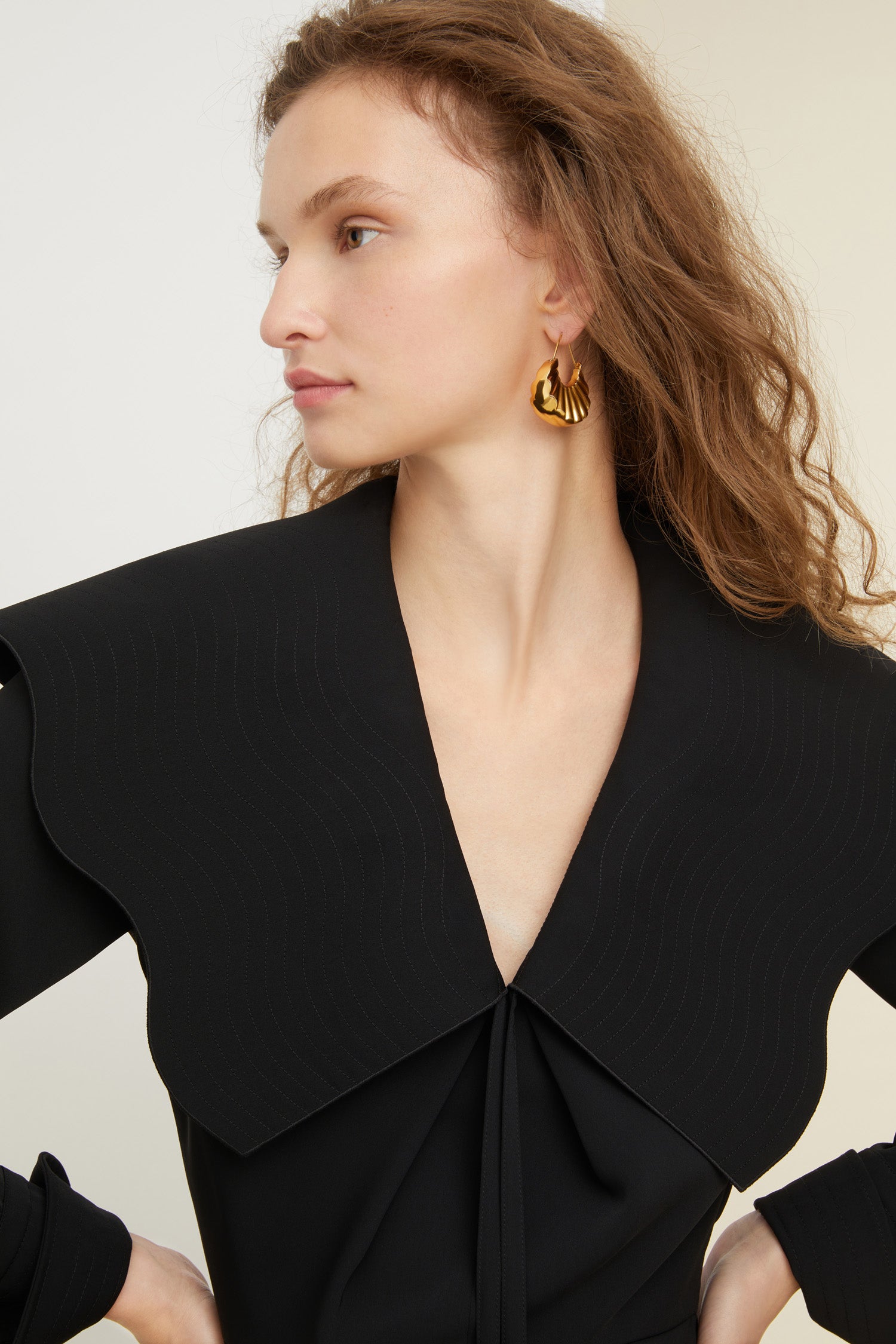 Patou - Große Mandarinen-Ohrringe aus Messing - Gold - So frisch, elegant und frech wie eine Scheibe Patou.   Große Ohrringe aus Goldmessing, die an Mandarinenscheiben erinnern.