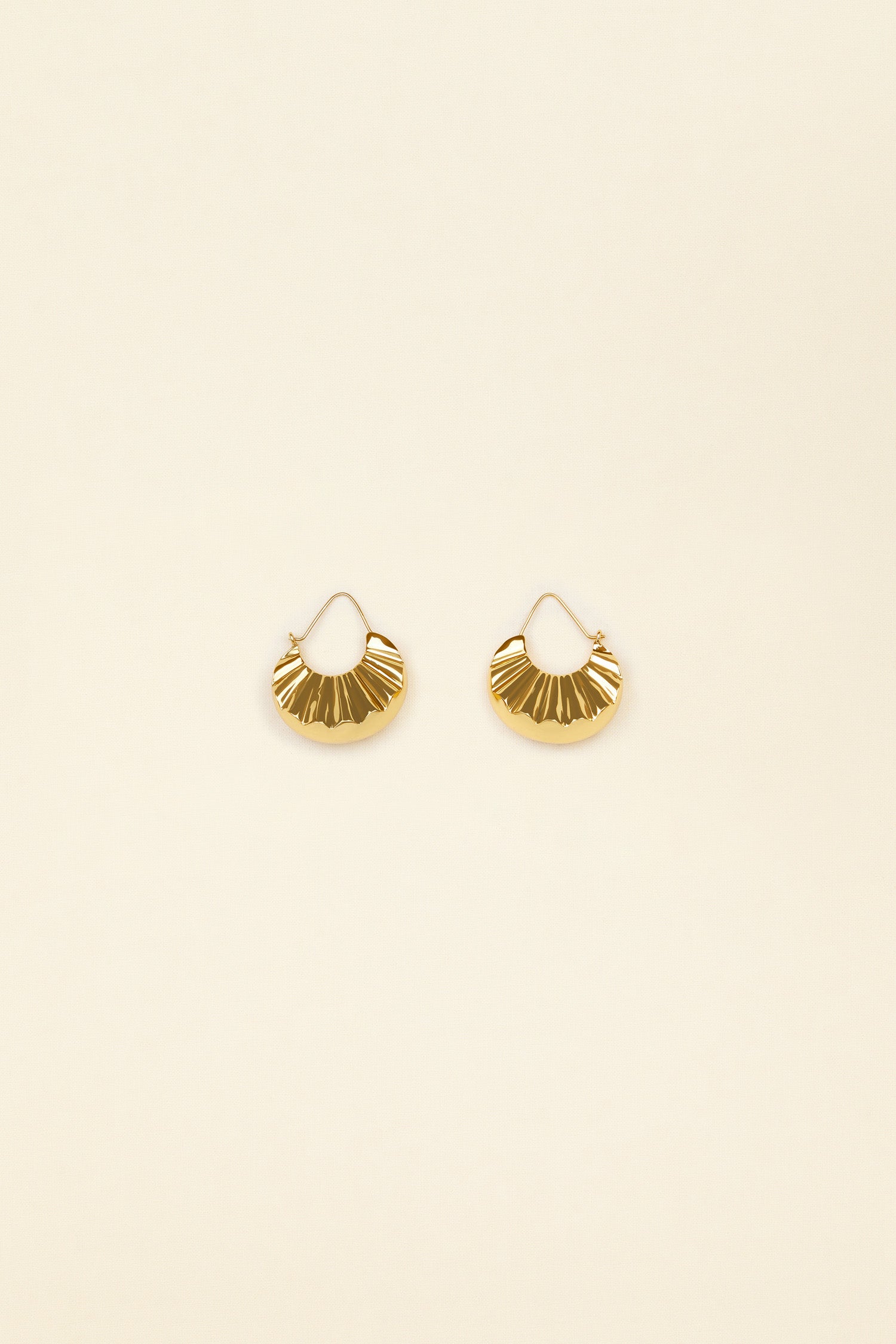 Patou - Große Mandarinen-Ohrringe aus Messing - Gold - So frisch, elegant und frech wie eine Scheibe Patou.   Große Ohrringe aus Goldmessing, die an Mandarinenscheiben erinnern.