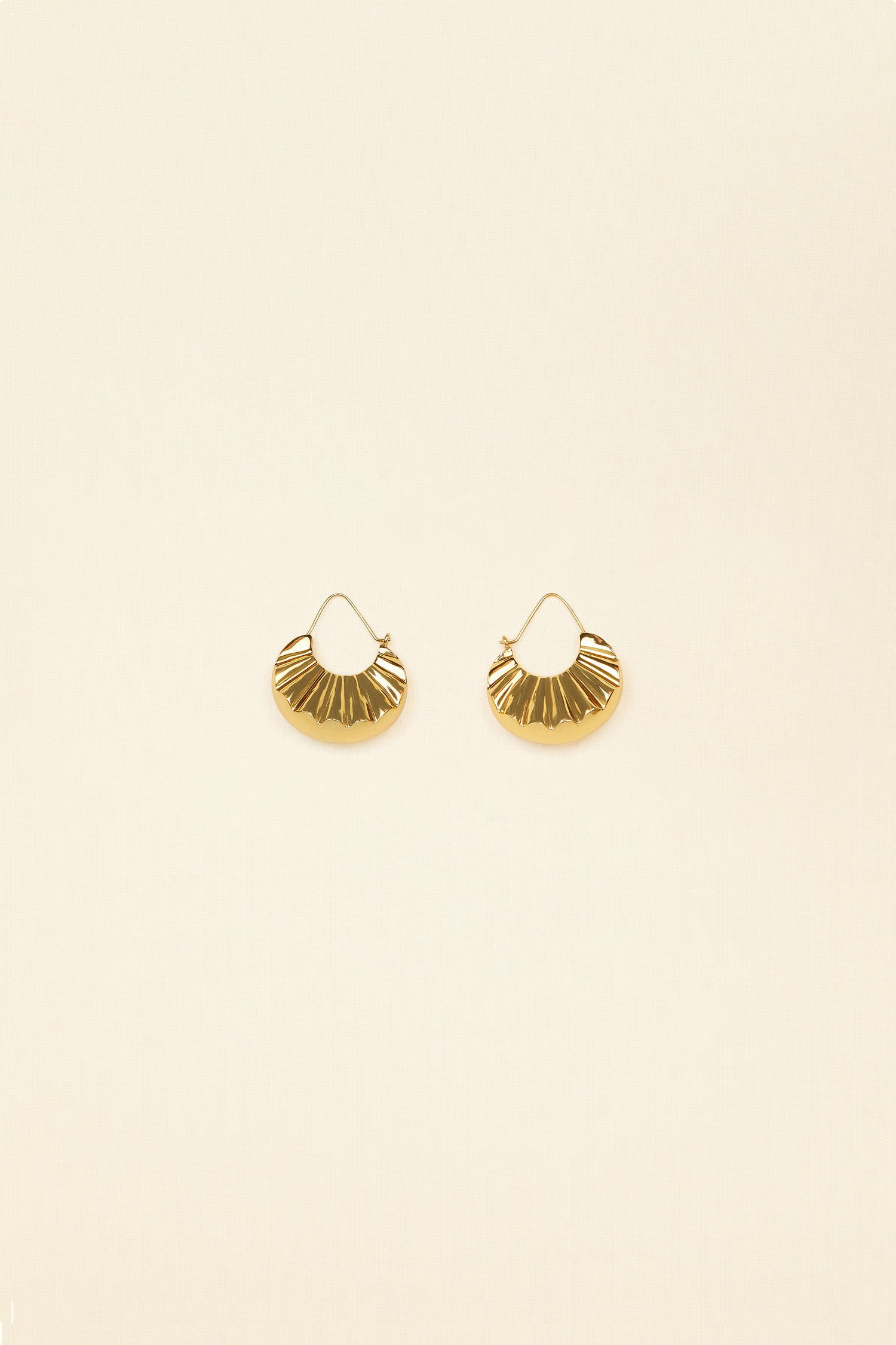 Patou - Große Mandarinen-Ohrringe aus Messing - Gold - So frisch, elegant und frech wie eine Scheibe Patou.   Große Ohrringe aus Goldmessing, die an Mandarinenscheiben erinnern.