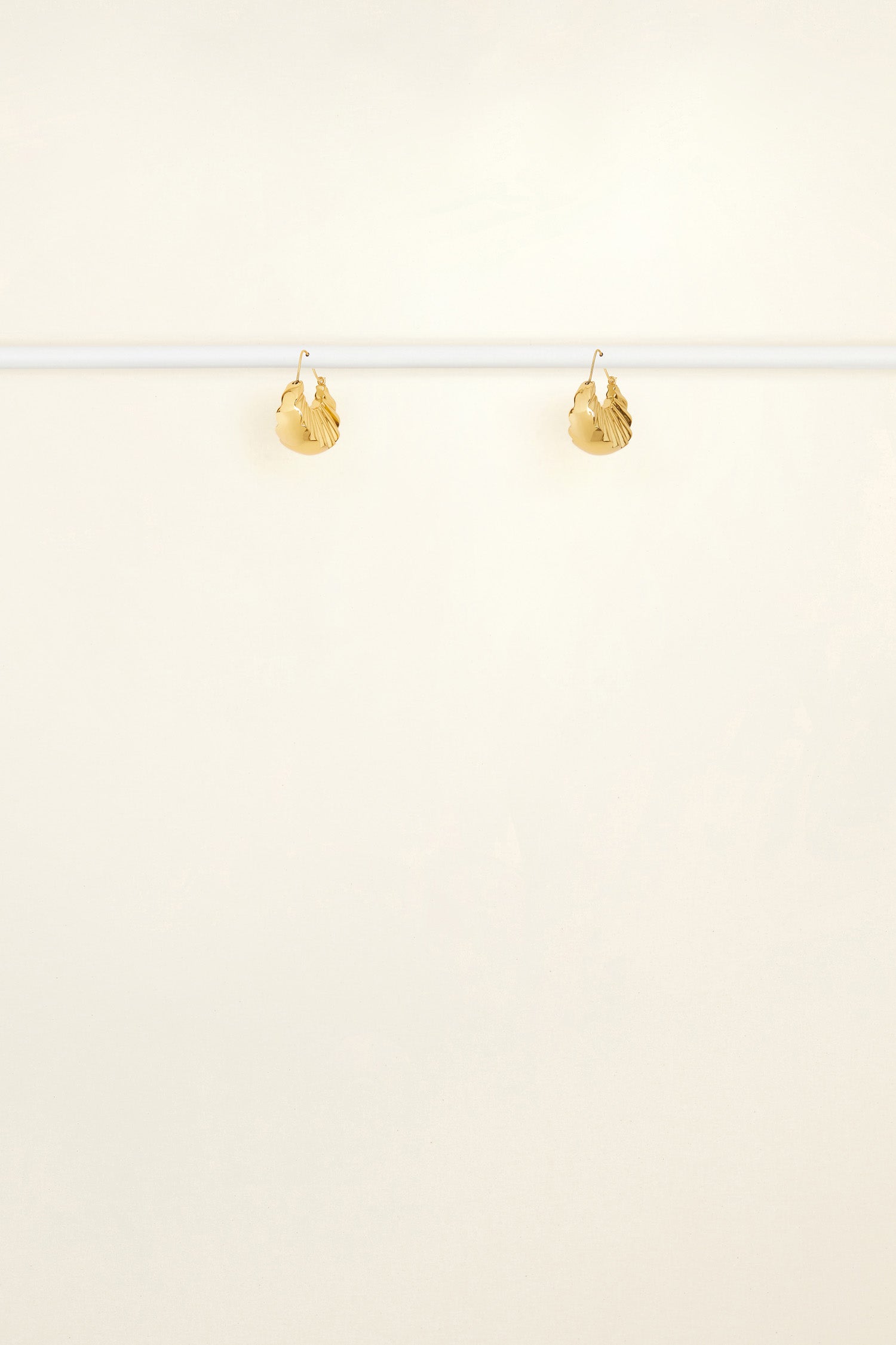 Patou - Große Mandarinen-Ohrringe aus Messing - Gold - So frisch, elegant und frech wie eine Scheibe Patou.   Große Ohrringe aus Goldmessing, die an Mandarinenscheiben erinnern.