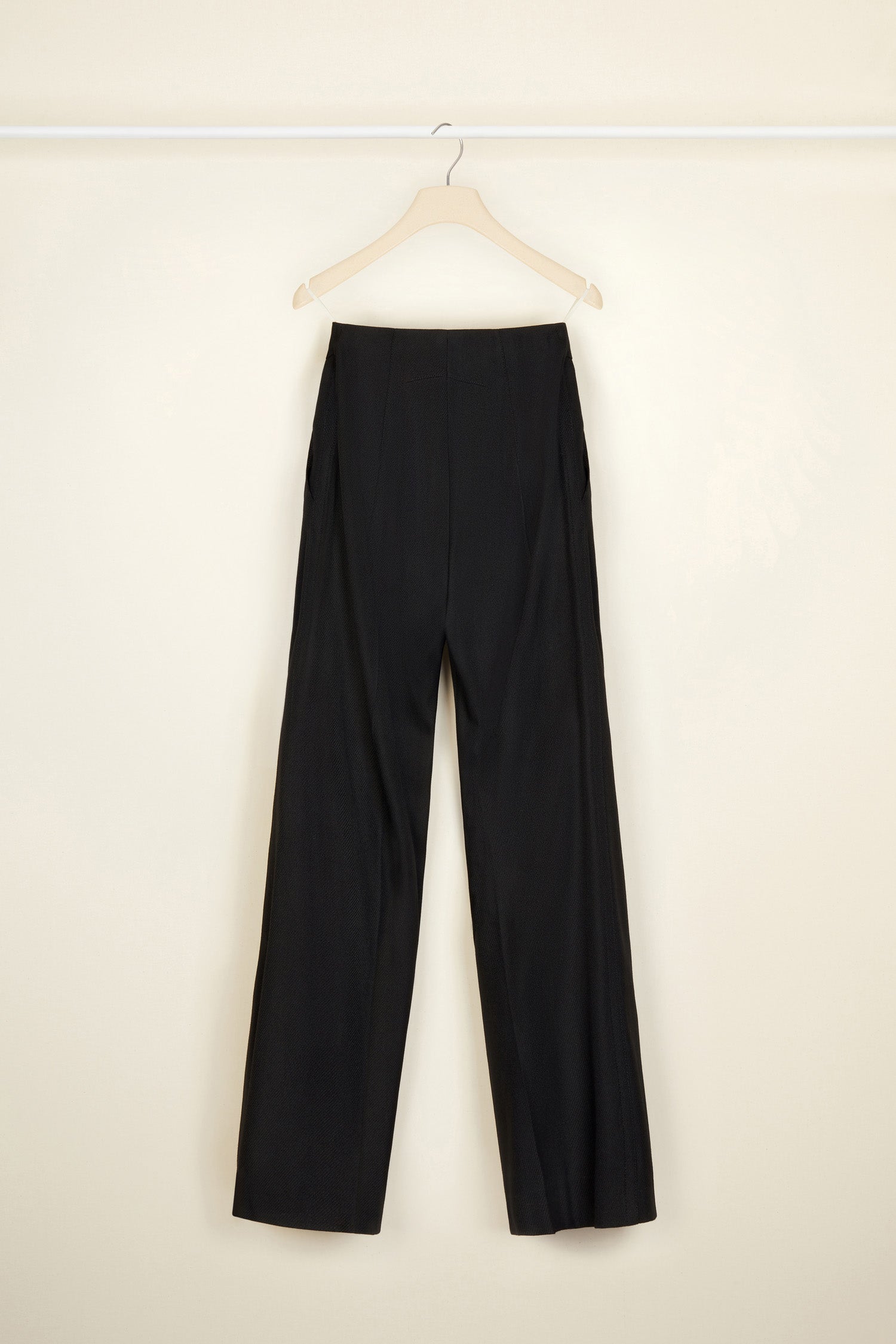 Patou - Pantalon iconique en tricotine - Black - Tombé couture et franc sourire : la vie en Patou ! Pantalon iconique en tricotine de laine noire. Coupe droite. Fermeture par bouton doré gravé JP et glissière. Passants de ceinture et poches latérales. Pinces signature au dos.