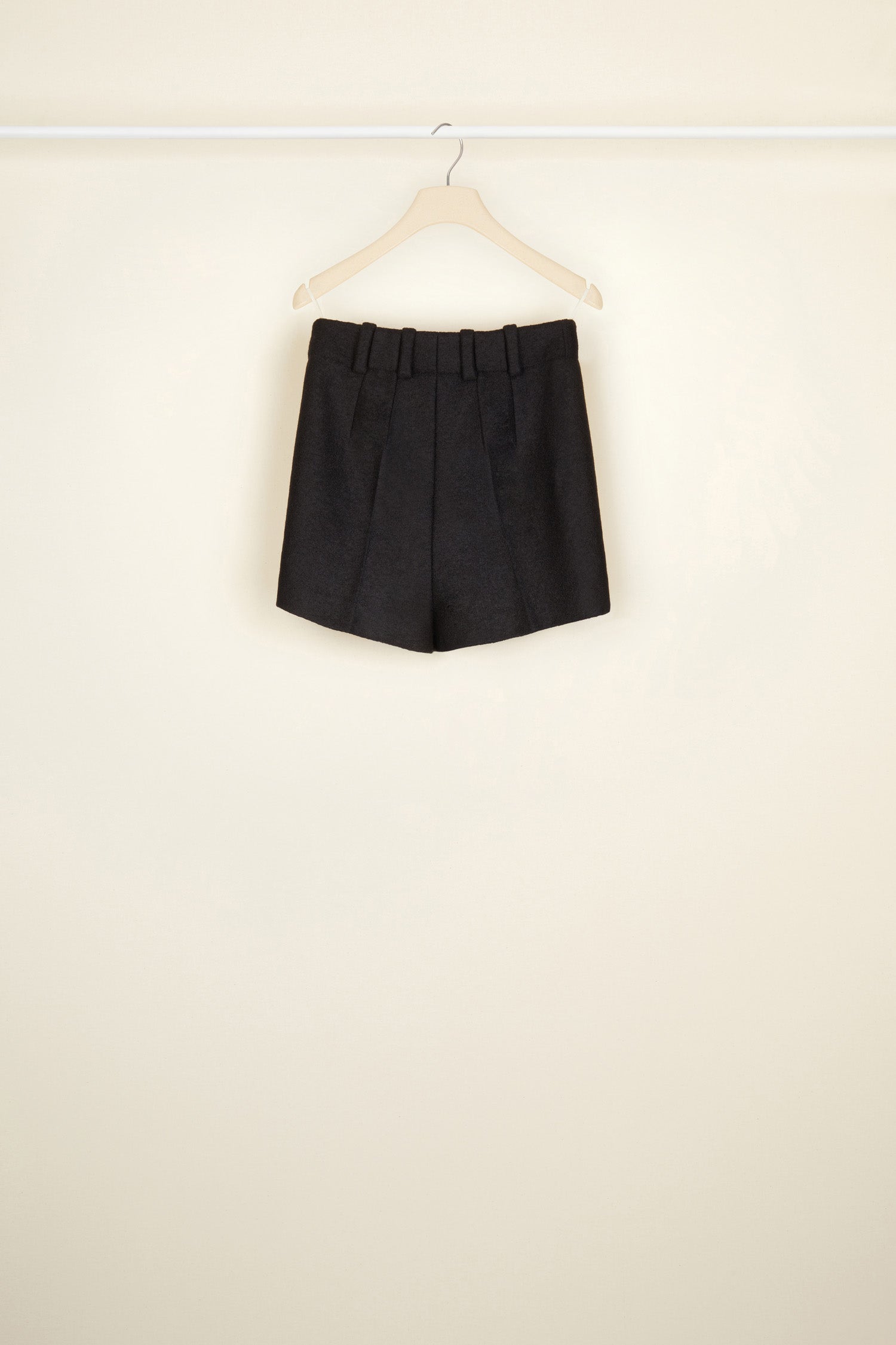 Patou - Hoch geschnittene Wollshorts - Black - Kurze Shorts? Oui, aber à la Patou.  Schwarze Shorts aus Walkwolle. Hoher Bund mit goldfarbenen Knöpfen mit Gravur am Taillenabschluss. Gürtelschlaufen, seitlicher Reißverschluss. Seitentaschen. Abnäher hinten.