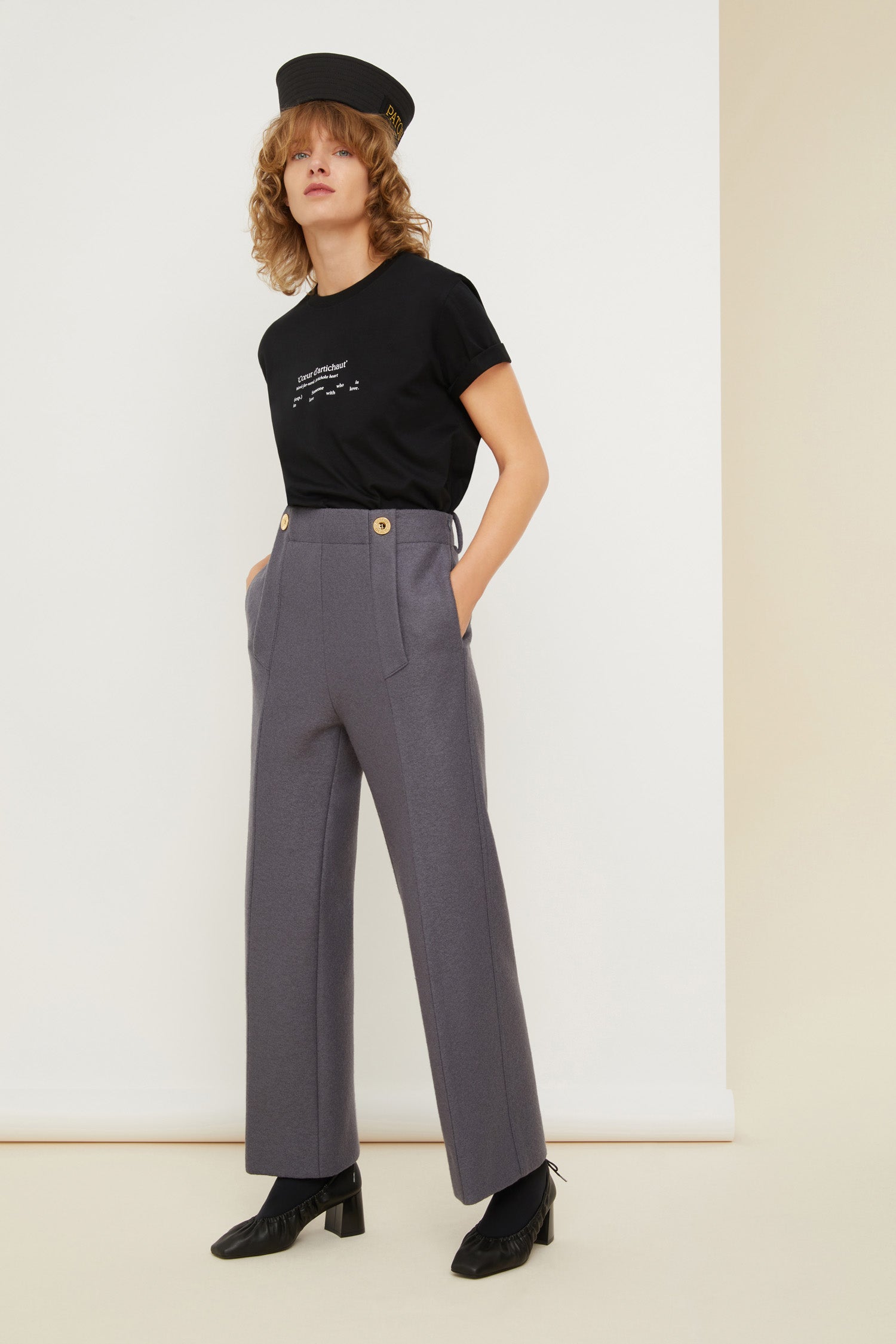 Patou - Pantalon large en laine - Storm - L’allure Patou de long en large. Pantalon en laine bouillie grise. Modèle à taille haute et coupe droite. Boutons dorés gravés JP à l’avant. Passants de ceinture et glissière sur le côté. Poches latérales. Pinces au dos.