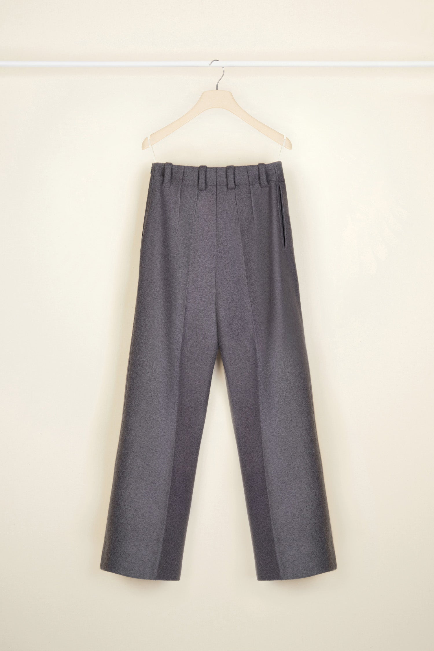 Patou - Pantalon large en laine - Storm - L’allure Patou de long en large. Pantalon en laine bouillie grise. Modèle à taille haute et coupe droite. Boutons dorés gravés JP à l’avant. Passants de ceinture et glissière sur le côté. Poches latérales. Pinces au dos.
