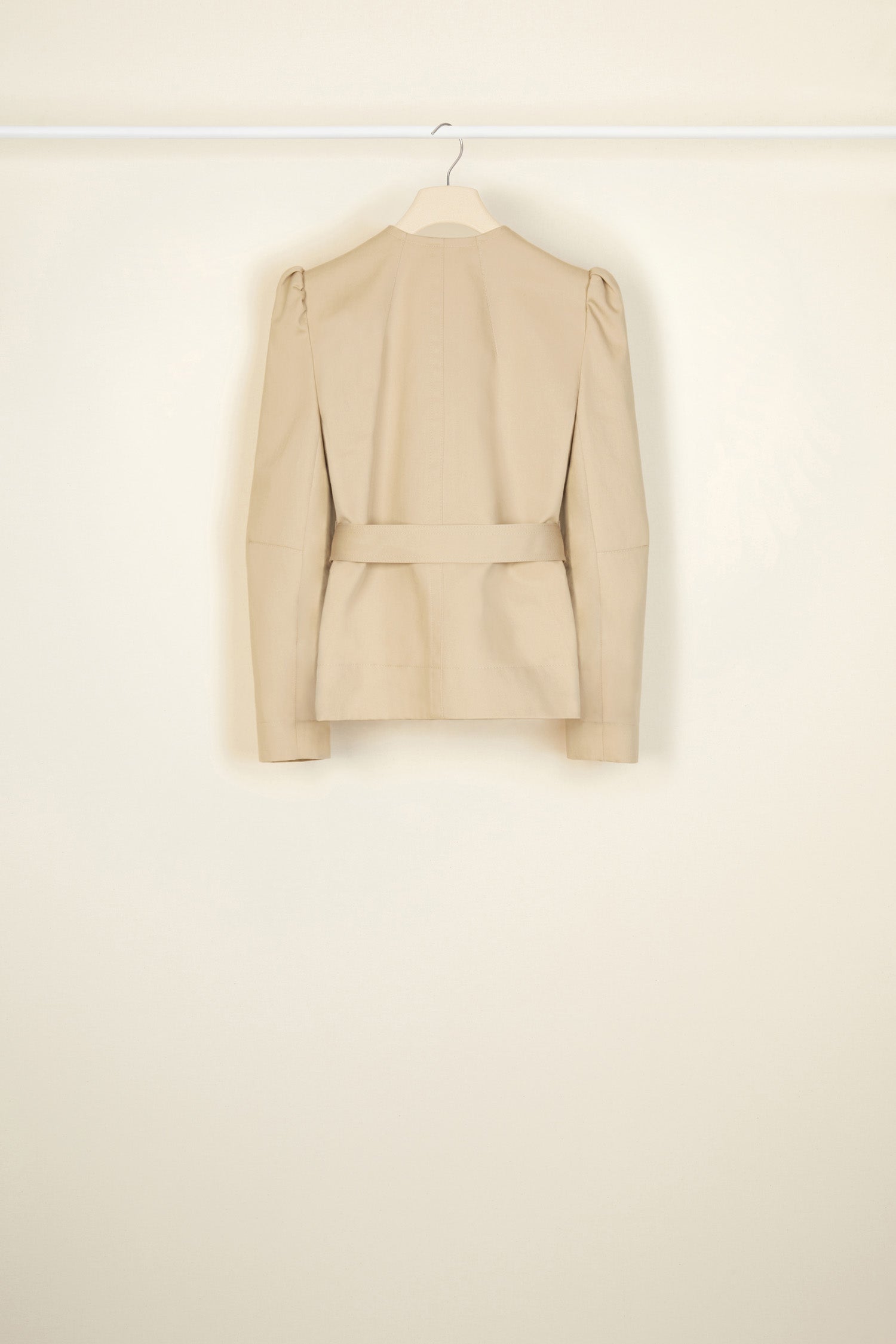 Patou - Cropped gabardine jacket in organic cotton - Sand - La fille Patou likes it cropped!Sand beige cotton gabardine jacket. Cropped silhouette that can be worn with or without the belt. Slight puff sleeves with gathered shoulders. Mock scallop pockets across the chest. Concealed button fastening. Embroidered black Patou label on the left sleeve. Fully lined.