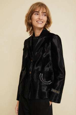 Gestickte, kastenförmige Jacke aus Kunstponyleder