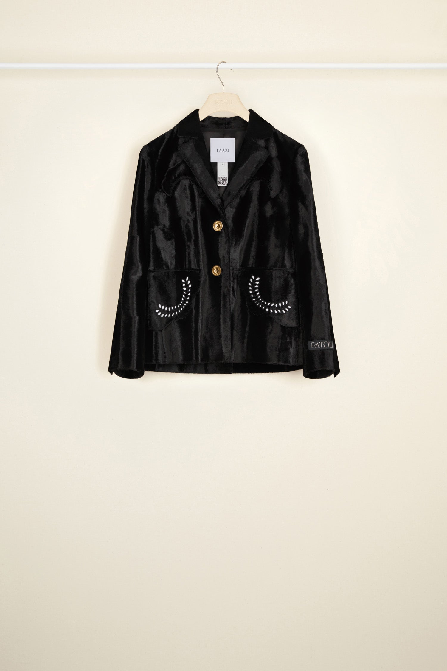 Patou - Gestickte, kastenförmige Jacke aus Kunstponyleder - Black - Fühlt sich an wie Ponyleder, passt wie Patou!   Schwarze, einreihige Jacke aus Kunstponyleder. Kastenförmige Passform mit einfachem Schlitz auf der Rückseite. Applikationen quer über die Brust. Goldfarbene Knöpfe mit Patou Logo-Gravur. Gesticktes, schwarzes Etikett mit goldenem Patou Logo auf dem linken Ärmel. Angedeutete, rundgezackte Pattentaschen auf der Vorderseite mit Durchbruch-Stickerei-Details. Vollständig gefüttert.