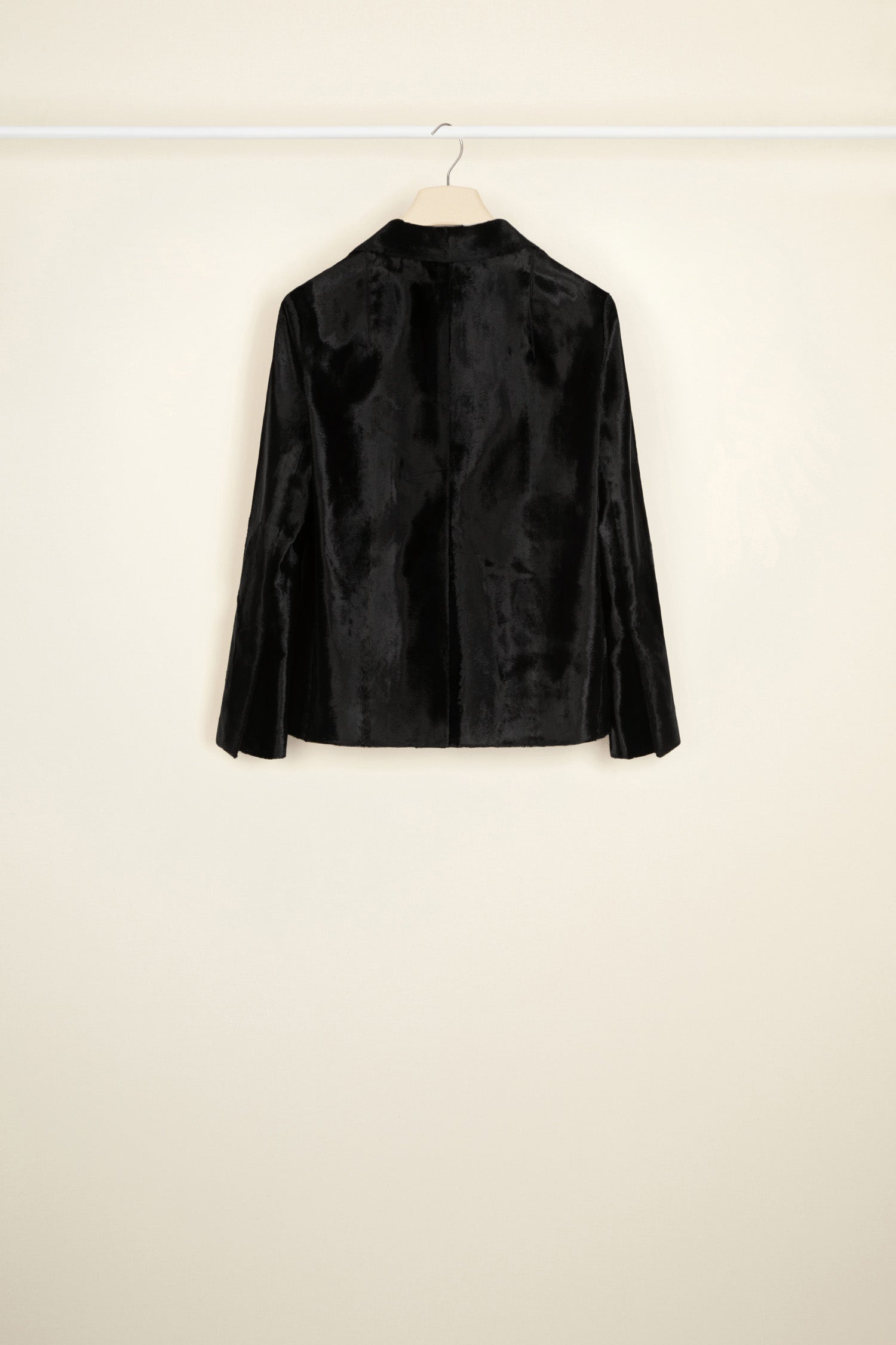 Patou - Gestickte, kastenförmige Jacke aus Kunstponyleder - Black - Fühlt sich an wie Ponyleder, passt wie Patou!   Schwarze, einreihige Jacke aus Kunstponyleder. Kastenförmige Passform mit einfachem Schlitz auf der Rückseite. Applikationen quer über die Brust. Goldfarbene Knöpfe mit Patou Logo-Gravur. Gesticktes, schwarzes Etikett mit goldenem Patou Logo auf dem linken Ärmel. Angedeutete, rundgezackte Pattentaschen auf der Vorderseite mit Durchbruch-Stickerei-Details. Vollständig gefüttert.