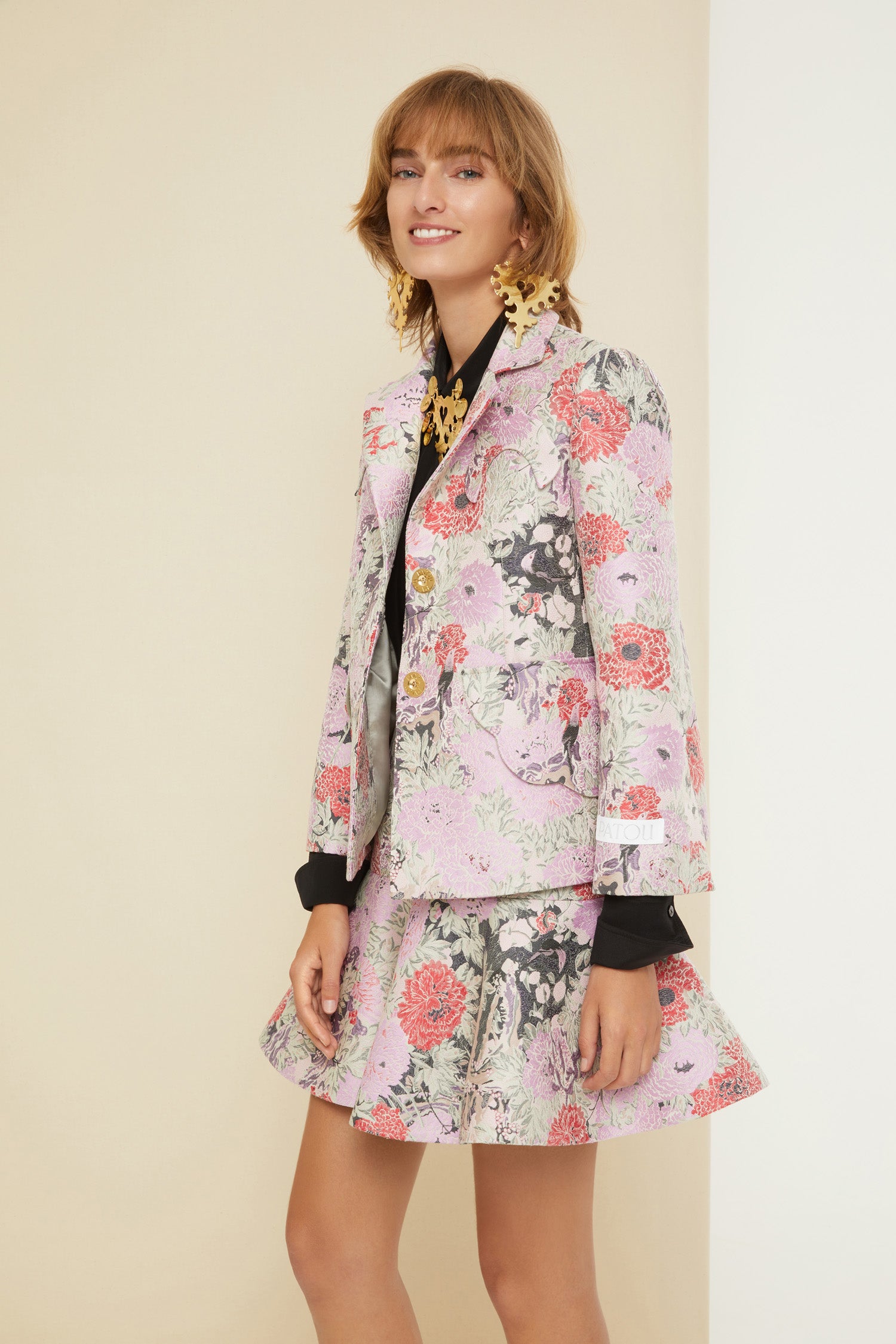 Patou - Giacca boxy in jacquard - Birds and Peonies - Le peonie fioriscono sul jacquard primaverile in versione Patou.Giacca in jacquard di cotone con disegni di uccelli e peonie. Modello monopetto con silhouette corta e ampia. Mezze-lune applicate sul petto. Tasche decorative con patta ondulata. Bottoni oro incisi Patou. Etichetta Patou ricamata sulla manica sinistra. Spacco sul retro. Interamente foderata.
