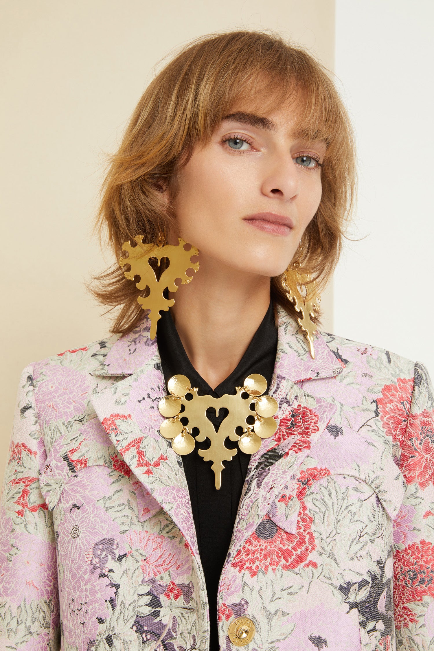 Patou - Giacca boxy in jacquard - Birds and Peonies - Le peonie fioriscono sul jacquard primaverile in versione Patou.Giacca in jacquard di cotone con disegni di uccelli e peonie. Modello monopetto con silhouette corta e ampia. Mezze-lune applicate sul petto. Tasche decorative con patta ondulata. Bottoni oro incisi Patou. Etichetta Patou ricamata sulla manica sinistra. Spacco sul retro. Interamente foderata.