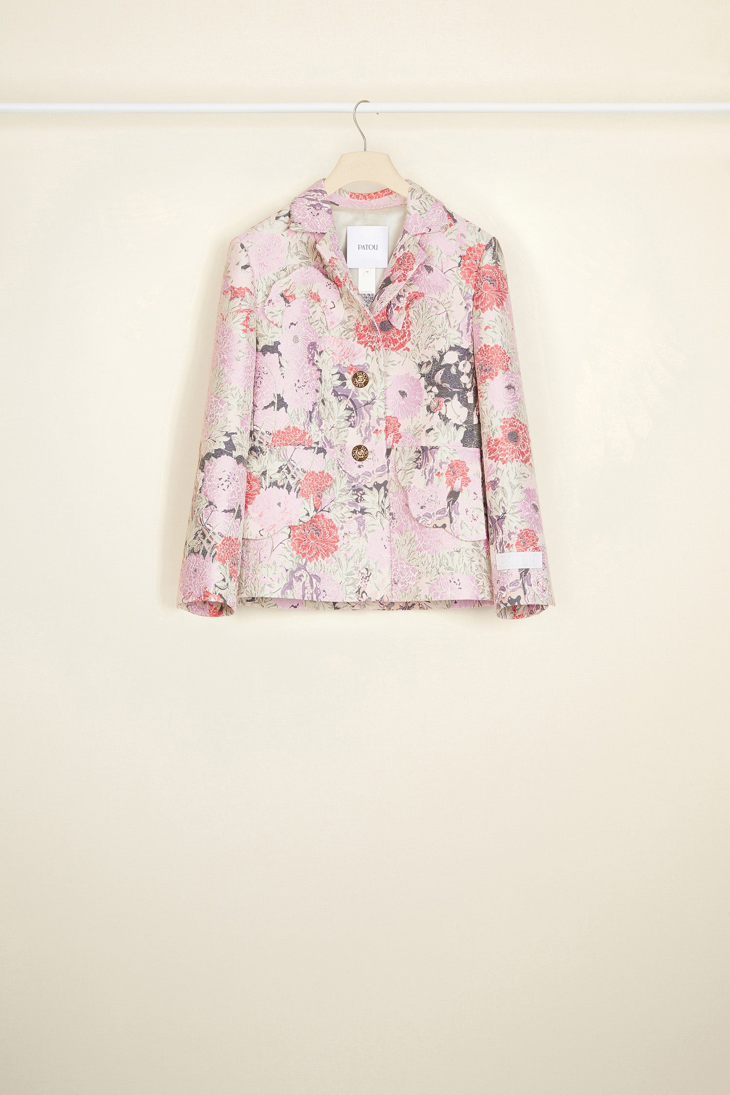 Patou - Giacca boxy in jacquard - Birds and Peonies - Le peonie fioriscono sul jacquard primaverile in versione Patou.Giacca in jacquard di cotone con disegni di uccelli e peonie. Modello monopetto con silhouette corta e ampia. Mezze-lune applicate sul petto. Tasche decorative con patta ondulata. Bottoni oro incisi Patou. Etichetta Patou ricamata sulla manica sinistra. Spacco sul retro. Interamente foderata.