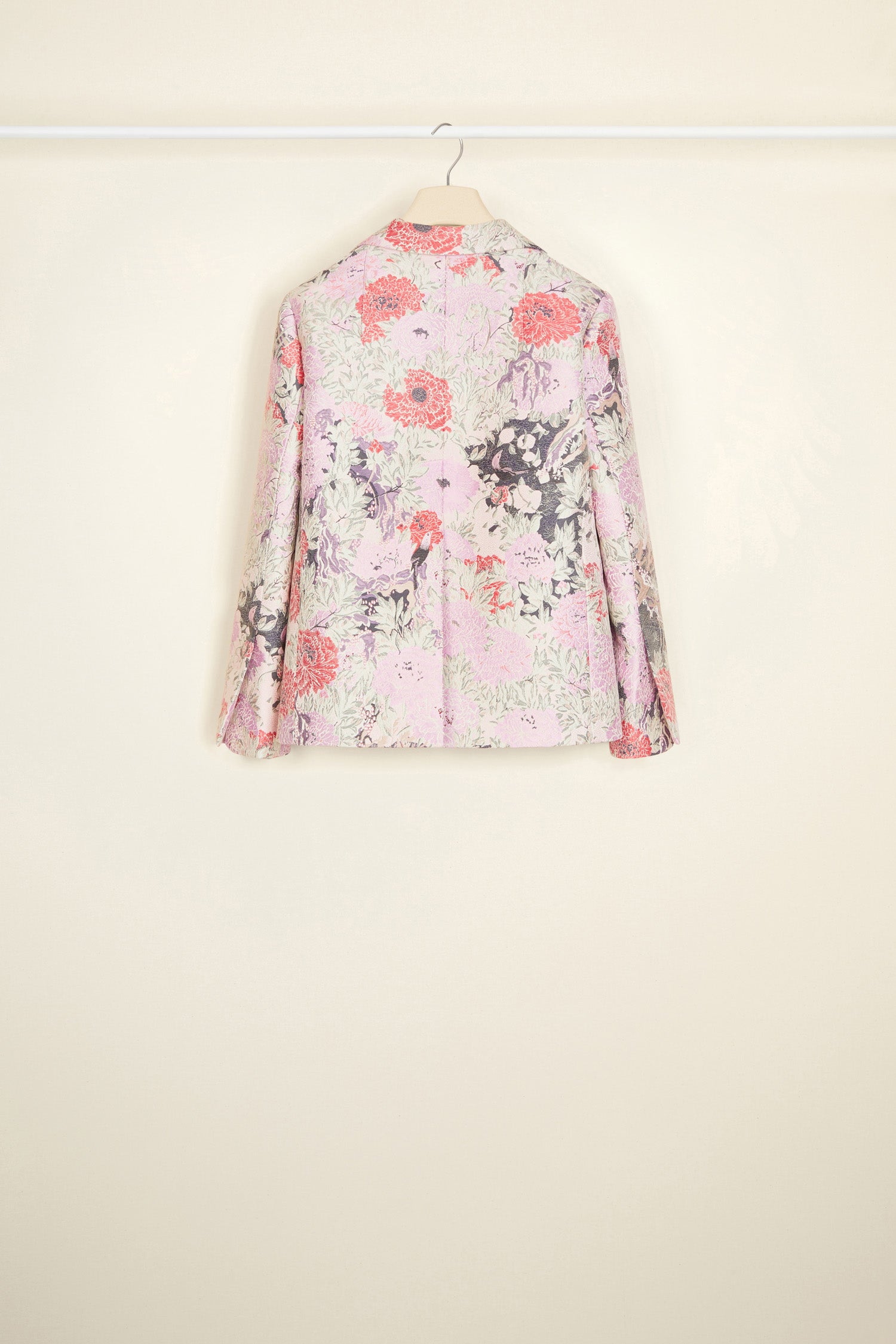 Patou - Giacca boxy in jacquard - Birds and Peonies - Le peonie fioriscono sul jacquard primaverile in versione Patou.Giacca in jacquard di cotone con disegni di uccelli e peonie. Modello monopetto con silhouette corta e ampia. Mezze-lune applicate sul petto. Tasche decorative con patta ondulata. Bottoni oro incisi Patou. Etichetta Patou ricamata sulla manica sinistra. Spacco sul retro. Interamente foderata.