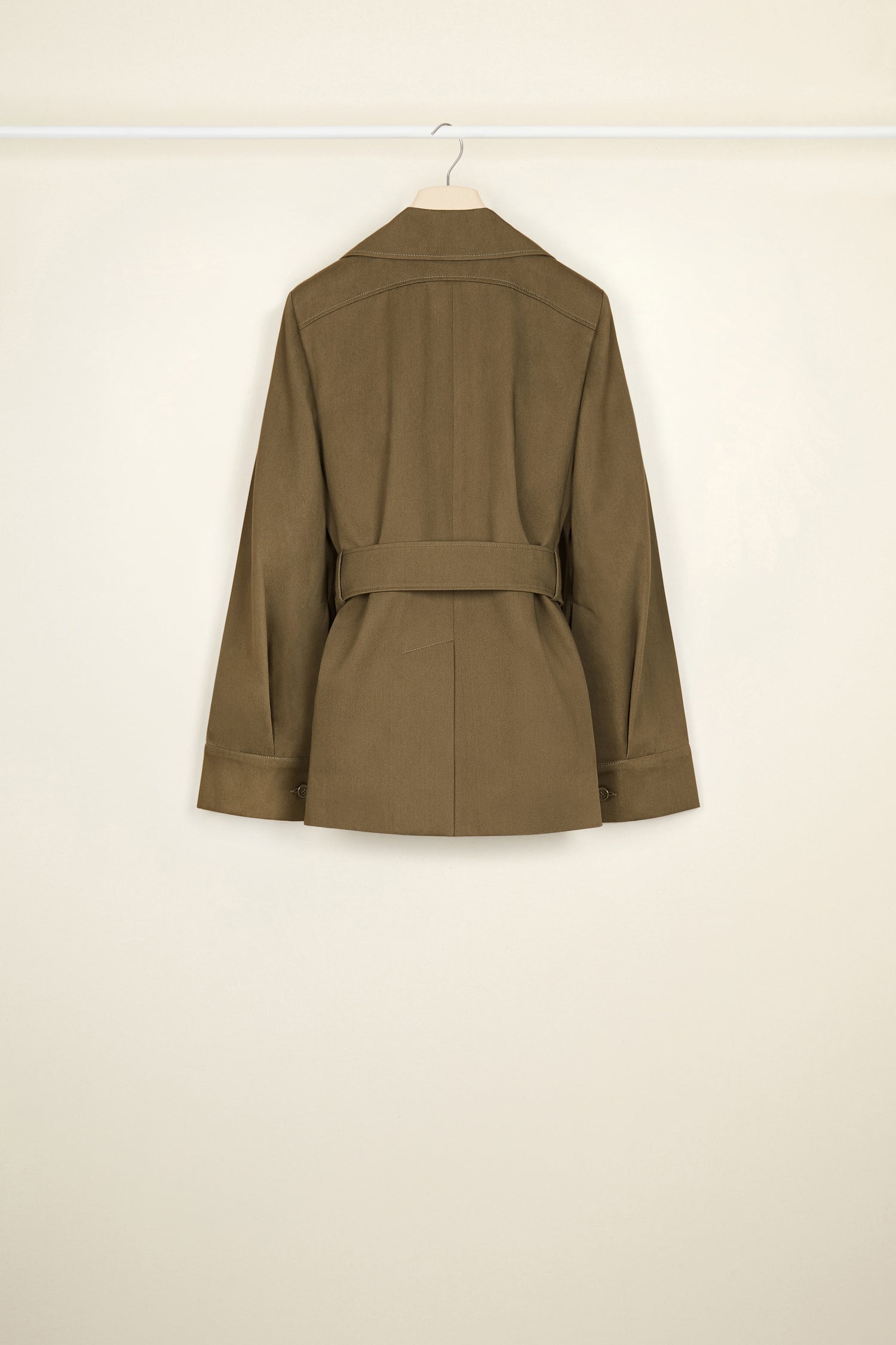 Patou - オーガニックコットン ベルト付きジャケット - Bronze - ベルトとフレア：パトゥらしいテーラリング。  ブロンズのオーガニックコットン製ジャケット。やや広がったシルエット。スプレッドカラー。フロントにボタン留め。ロングスリーブ、ワイドな袖口。左袖口にパトゥ レタリングロゴ刺繍。幅広の布製ベルト、調整可能なバックル付き。サイドにポケット。全体に裏地付き。