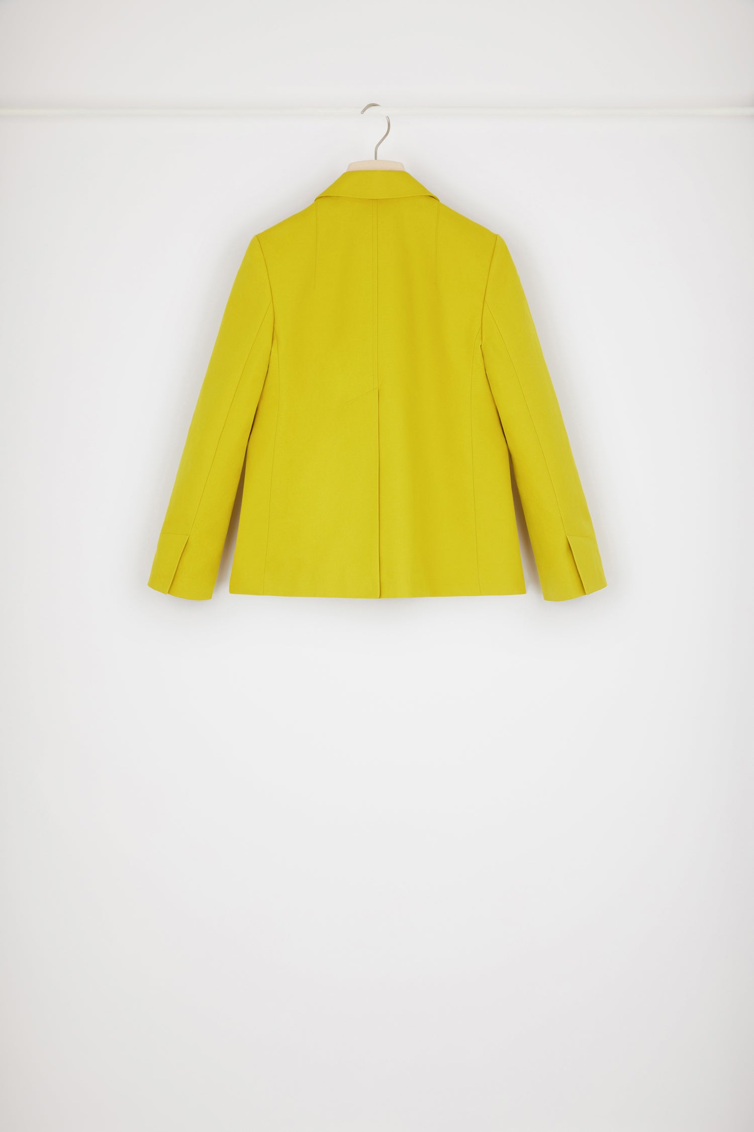 Patou - Box jacket in organic cotton - Absinthe - Cropped and tweaked, classic tailoring with a Patou point of view. Abstinthe yellow organic cotton jacket. Box silhouette with single vent at the back. Single-breasted style with two Patou engraved gold-tone buttons at the front. Black Patou label on the left sleeve. Mock flap pockets at the front. Fully lined.