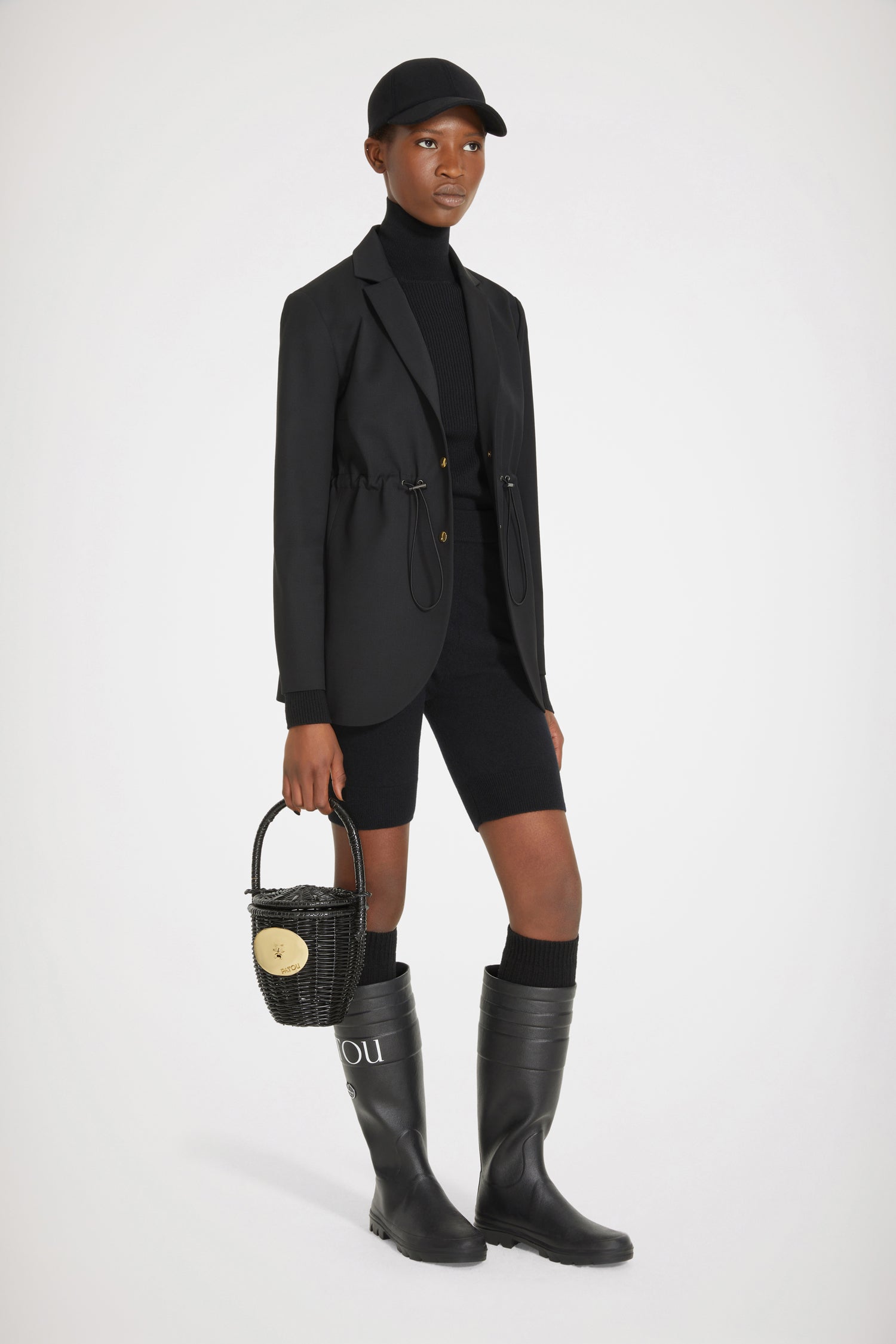 Patou - Jacke mit Zugband aus Schurwolle - Black - Höchste Schneiderkunst für die Patou Generation.Jacke aus Schurwolle in Schwarz. Einreihig geknöpft. Zwei goldfarbene Druckknöpfe vorne. Taillenzugband. Hinten einfach geschlitzt. Ungefüttert.