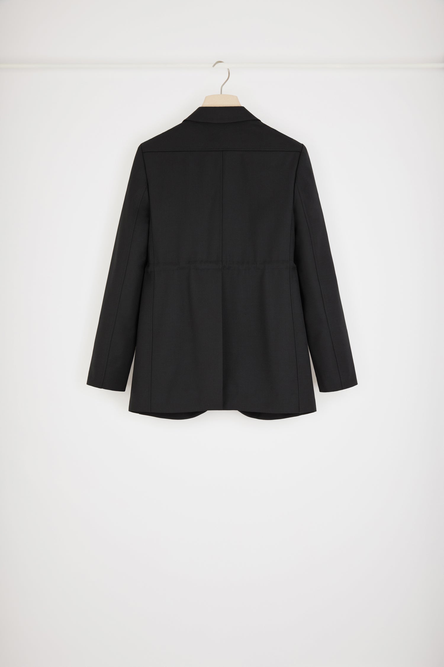 Patou - Jacke mit Zugband aus Schurwolle - Black - Höchste Schneiderkunst für die Patou Generation.Jacke aus Schurwolle in Schwarz. Einreihig geknöpft. Zwei goldfarbene Druckknöpfe vorne. Taillenzugband. Hinten einfach geschlitzt. Ungefüttert.