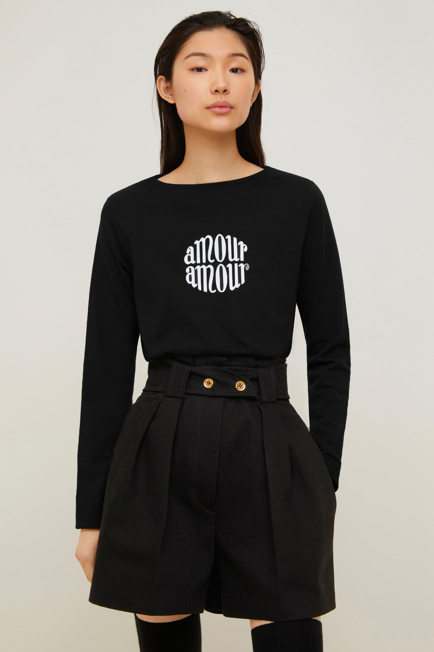 Patou - Top a maniche lunghe Amour Amour in cotone bio - Black - Amour Amour, una leggenda del passato, una promessa per il futuro.Top in cotone bio nero. Modello a maniche lunghe ispirato alla classica marinière. Vestibilità regolare. Logo Amour Amour bianco ispirato all’iconico profumo di Jean Patou.