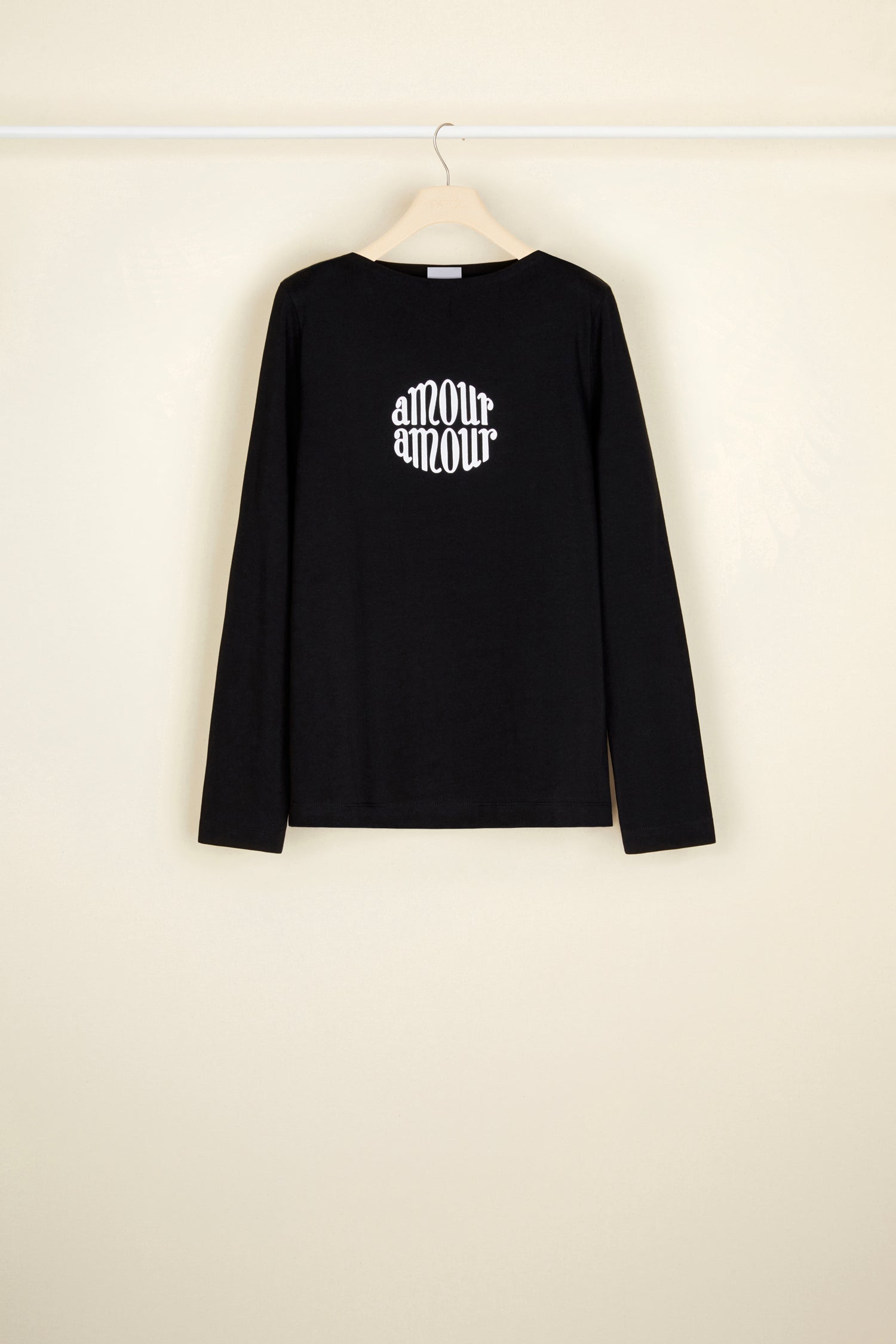 Patou - Top a maniche lunghe Amour Amour in cotone bio - Black - Amour Amour, una leggenda del passato, una promessa per il futuro.Top in cotone bio nero. Modello a maniche lunghe ispirato alla classica marinière. Vestibilità regolare. Logo Amour Amour bianco ispirato all’iconico profumo di Jean Patou.