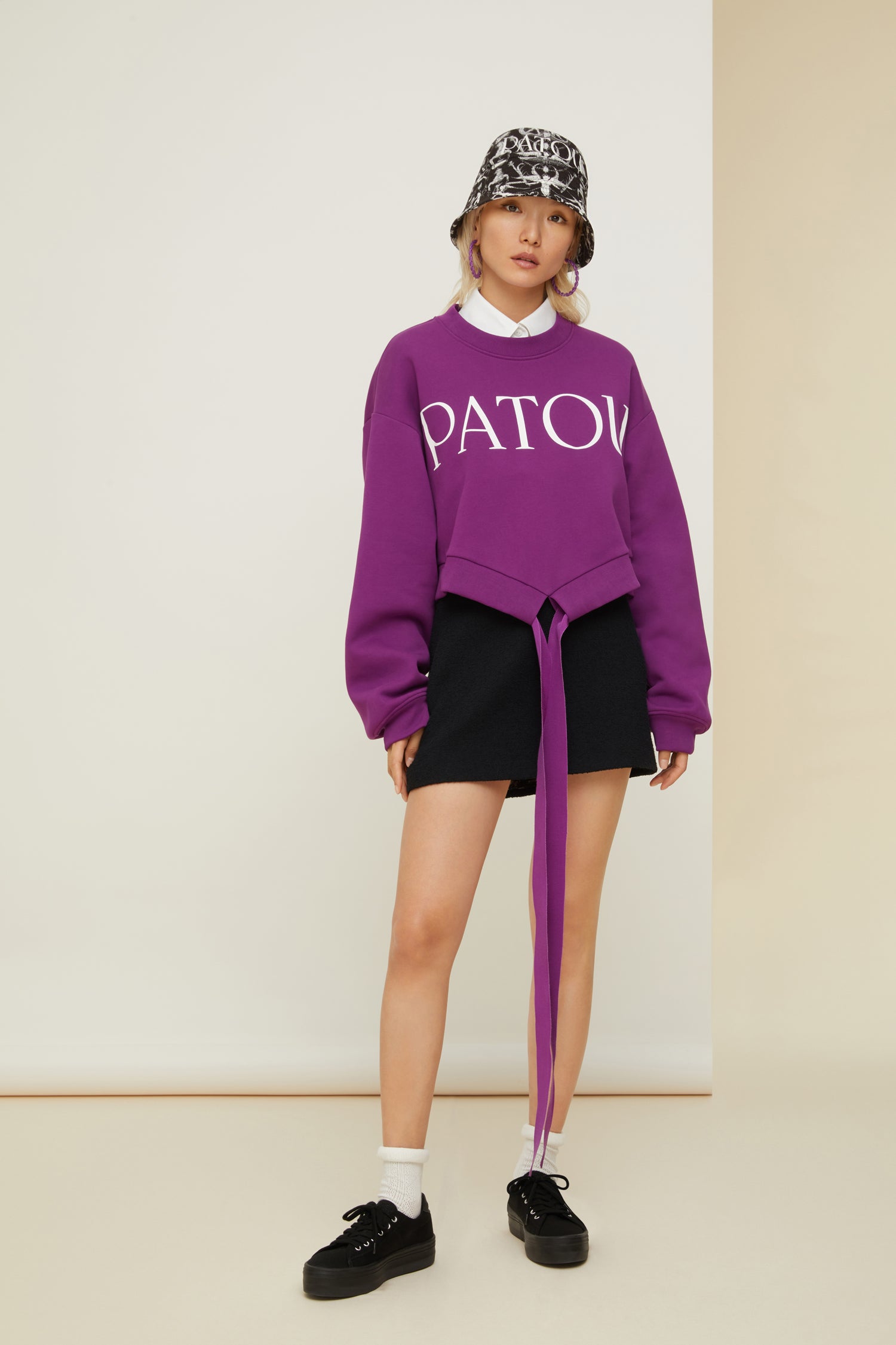 Patou - オーガニックコットン クロップド グログラン スウェットシャツ - Anemone - 心地よさにクチュールの趣き。パトゥのスウェットシャツ。   アネモネパープルのオーガニックコットン製スウェットシャツ。ゆったりとしたクロップド シルエット。クルーネック。襟と袖口にリブニット。フロント全体にホワイトのオーバーサイズ パトゥ レタリングロゴ。ドローストリング ウエストバンドにロング グログランタイ。