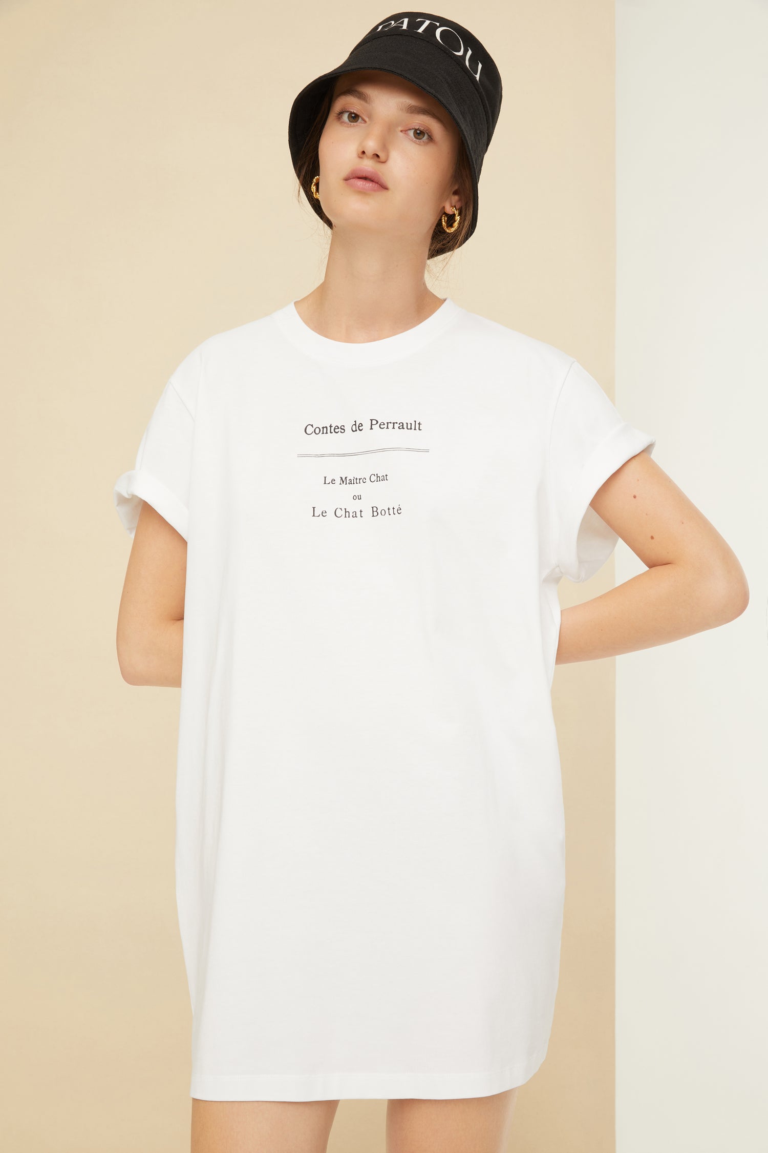 Patou - T-Shirt-Kleid „Gestiefelter Kater“ aus Bio-Baumwolle - White - Wenn lässig und verspielt aufeinander treffen.   T-Shirt-Kleid aus Bio-Baumwolle in Weiß. Rundhalsausschnitt. Schwarze Buchstaben auf der Vorderseite. Klassische „Gestiefelter Kater“-Illustration von Gustave Doré und aufgedrucktes Patou-Buchstabenlogo auf der Rückseite.