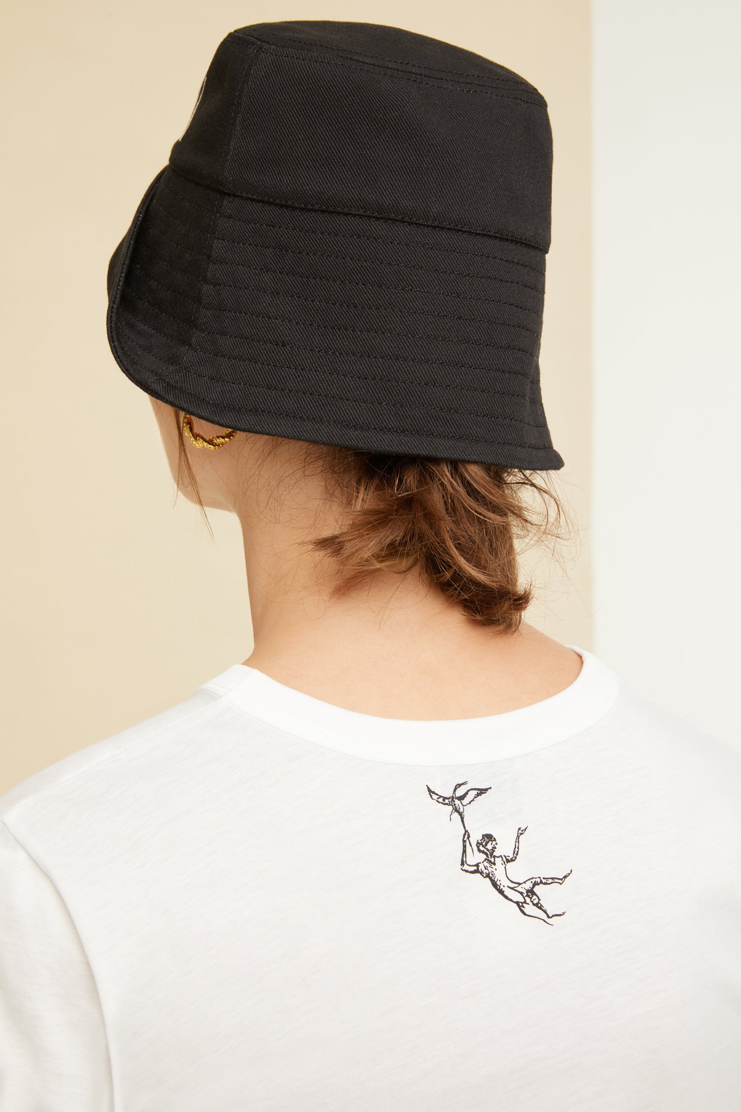 Patou - T-shirt Patou « Contes et légendes » en coton bio - White - Le logo Patou, une signature familière en version légendaire.T-shirt en coton bio blanc. Col rond. Logo Patou revisité orné de personnages et détails issus de l’imprimé « Contes et légendes ». Monogramme JP.