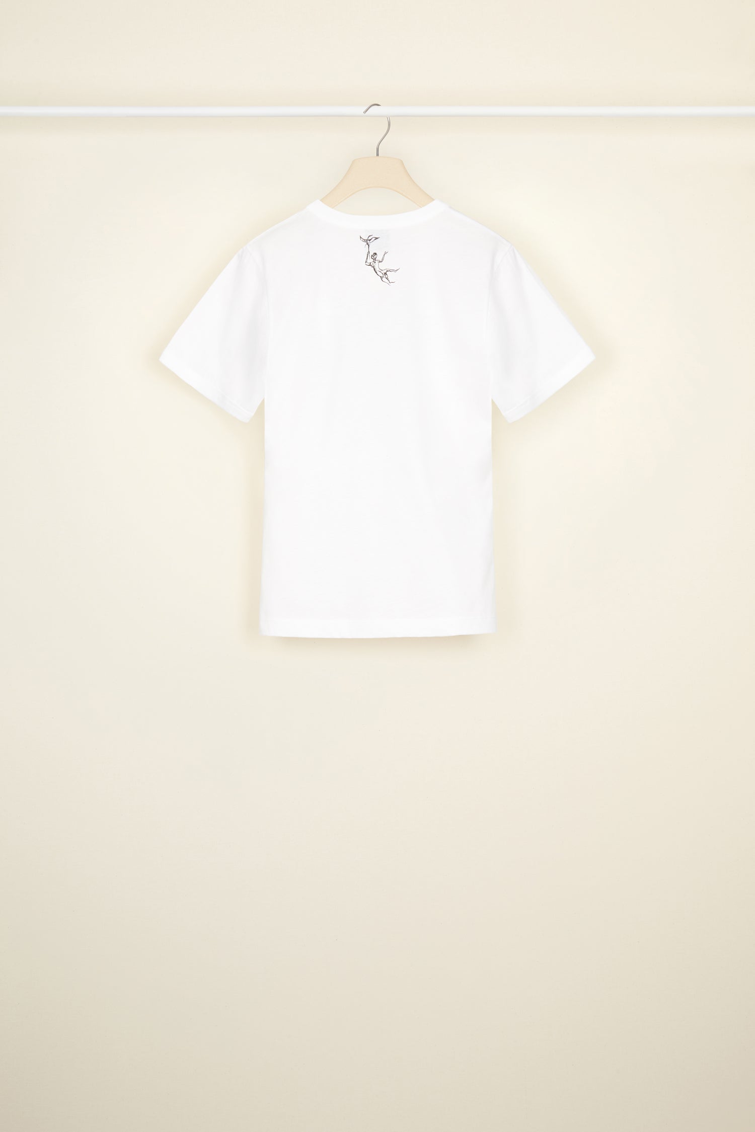 Patou - T-shirt Patou « Contes et légendes » en coton bio - White - Le logo Patou, une signature familière en version légendaire.T-shirt en coton bio blanc. Col rond. Logo Patou revisité orné de personnages et détails issus de l’imprimé « Contes et légendes ». Monogramme JP.