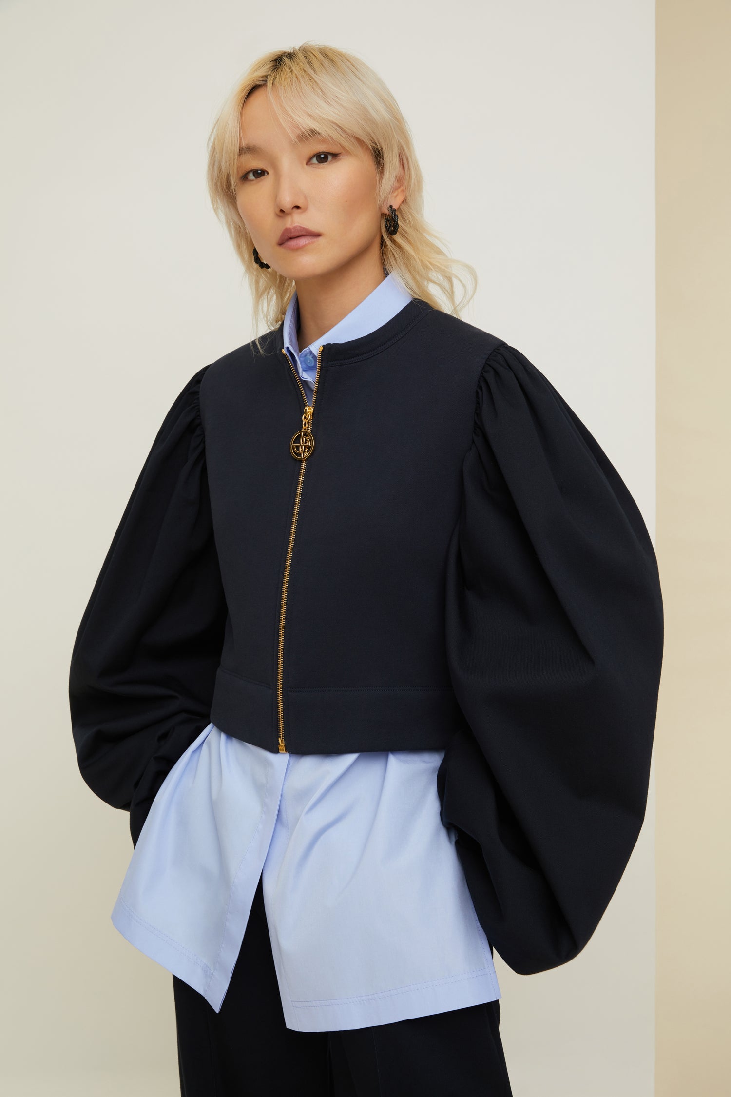 Patou - Sweatshirt aus Bio-Baumwolle mit kontrastierenden Ärmeln - Navy Black - Ein Sweatshirt, das einiges aus dem Ärmel schüttelt!  Sweatshirt aus Bio-Baumwolle in Nachtblau. Rumpfteil aus Jersey. Rundhalsausschnitt. Goldfarbener Reißverschluss mit JP-Zuglasche in Anlehnung an einen ikonischen Schlüsselring. Ballonärmel mit elastischen Ärmelabschlüssen.