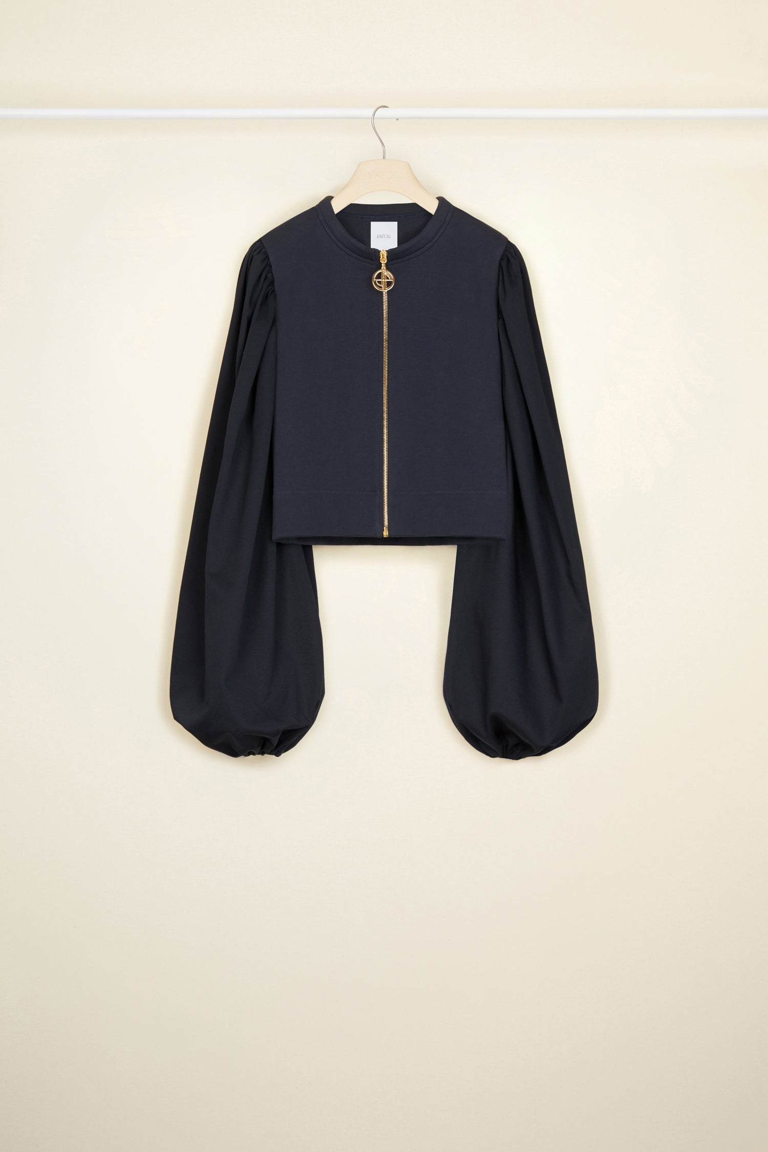 Patou - Sweatshirt aus Bio-Baumwolle mit kontrastierenden Ärmeln - Navy Black - Ein Sweatshirt, das einiges aus dem Ärmel schüttelt!  Sweatshirt aus Bio-Baumwolle in Nachtblau. Rumpfteil aus Jersey. Rundhalsausschnitt. Goldfarbener Reißverschluss mit JP-Zuglasche in Anlehnung an einen ikonischen Schlüsselring. Ballonärmel mit elastischen Ärmelabschlüssen.