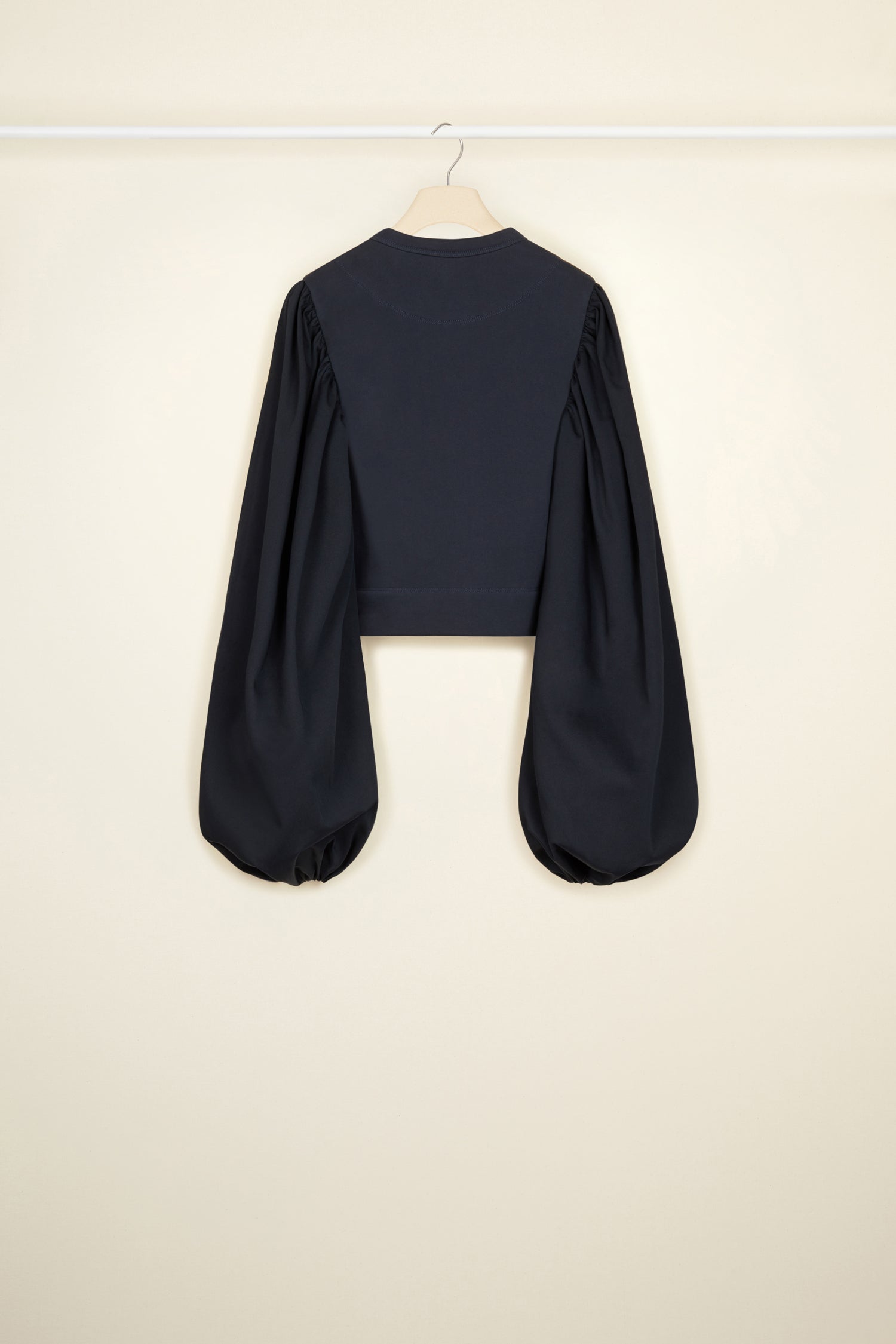 Patou - Sweatshirt aus Bio-Baumwolle mit kontrastierenden Ärmeln - Navy Black - Ein Sweatshirt, das einiges aus dem Ärmel schüttelt!  Sweatshirt aus Bio-Baumwolle in Nachtblau. Rumpfteil aus Jersey. Rundhalsausschnitt. Goldfarbener Reißverschluss mit JP-Zuglasche in Anlehnung an einen ikonischen Schlüsselring. Ballonärmel mit elastischen Ärmelabschlüssen.