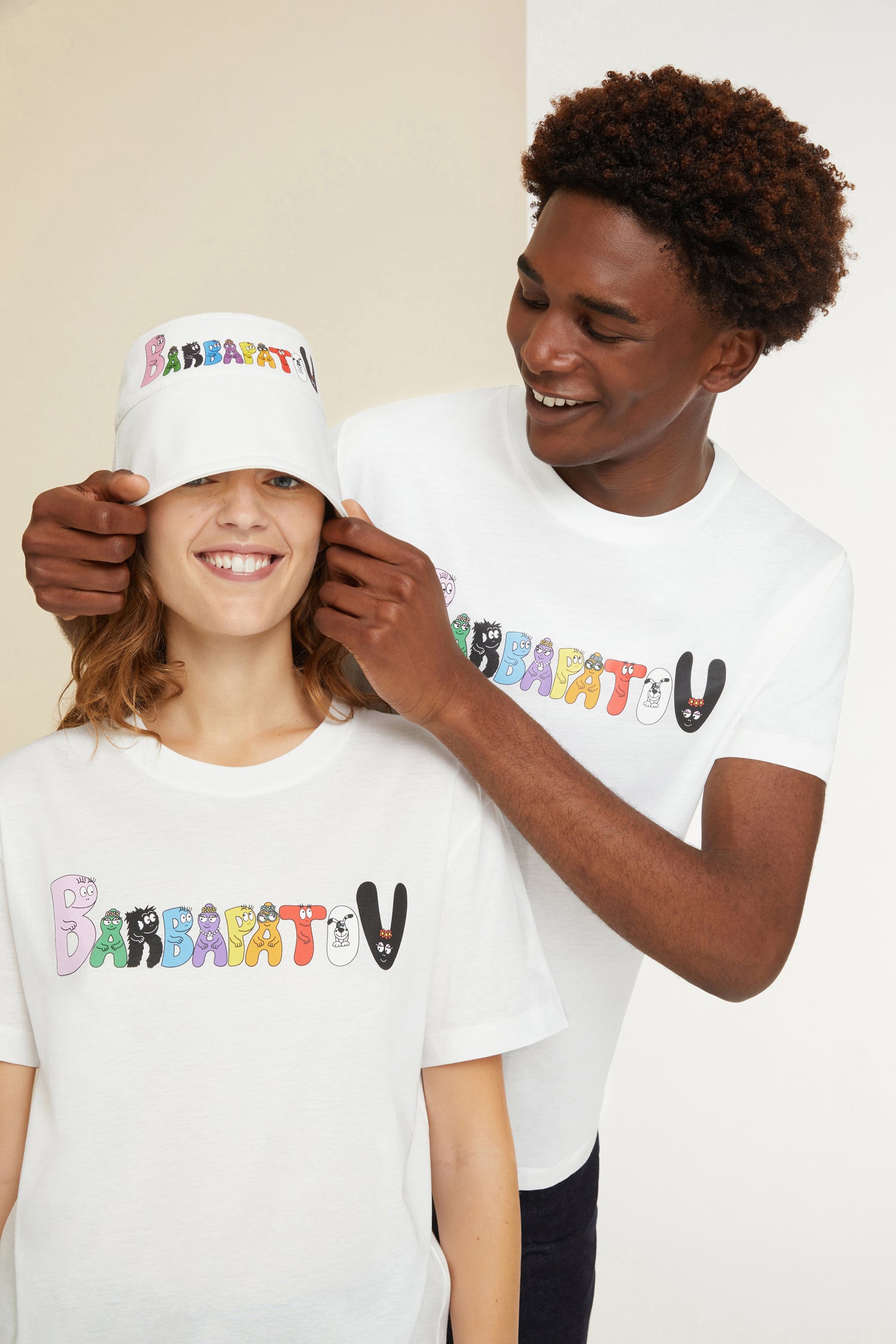 Patou - Maglietta Barbapatou in cotone bio - White - Tu li vedi trasformare come gli va, ora in una stampa Barbapatou giocosa e colorata. Maglietta in cotone bio bianco. Modello della collezione capsule Barbapatou creata in collaborazione esclusiva con Barbapapà. Collo rotondo. Barbapatou stampato in lettere Barbapapà sul davanti. Monogramma JP ricreato con i personaggi Barbapapà sul retro.Look unisex (per gli uomini: prendere una taglia in più).